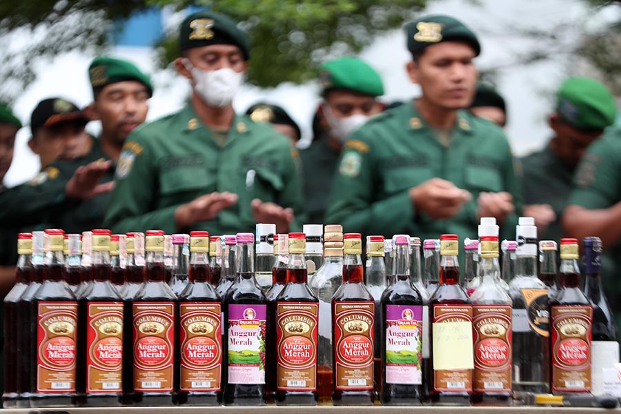 Pemusnahan Minuman Keras Sitaan Polisi Syariat Islam di Aceh 