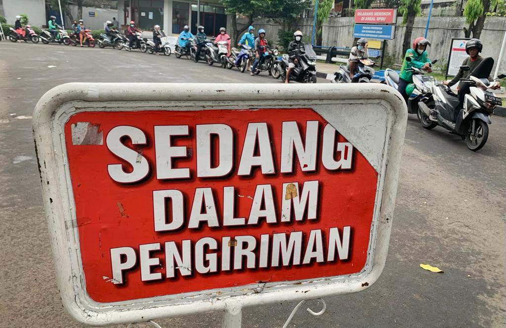 Antrean Membeli BBM Jenis Pertalite