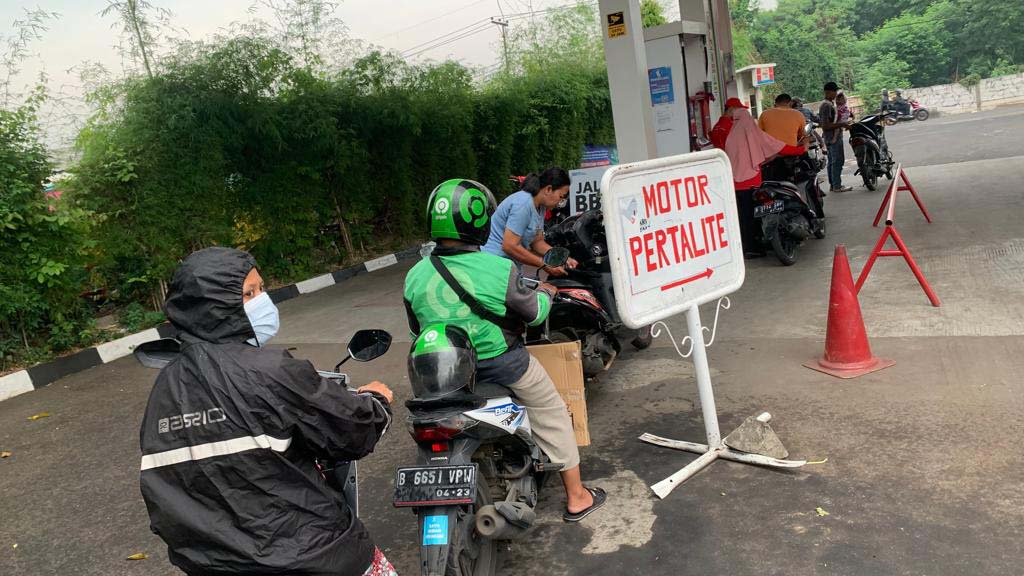 Antrean Membeli BBM Jenis Pertalite