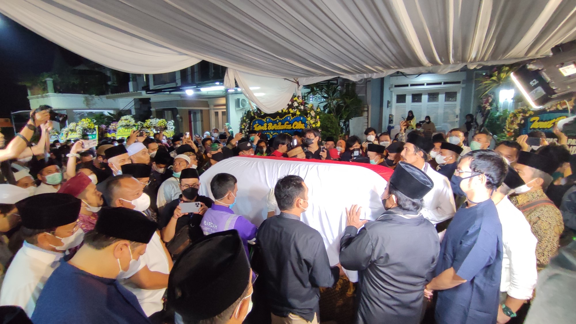 Keluarga dan Kerabat Menyambut Kedatangan Jenazah Ketua Dewan Pers Periode 2022-2025  Azyumardi Azra