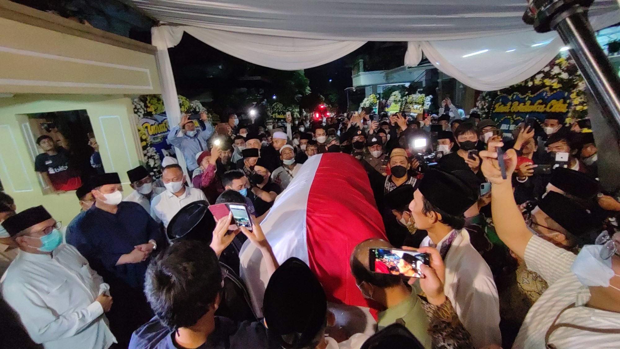 Keluarga dan Kerabat Menyambut Kedatangan Jenazah Ketua Dewan Pers Periode 2022-2025  Azyumardi Azra