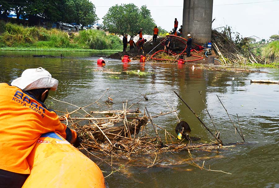 Sampah Menyangkut di Pilar Jembatan Sungai Madiun
