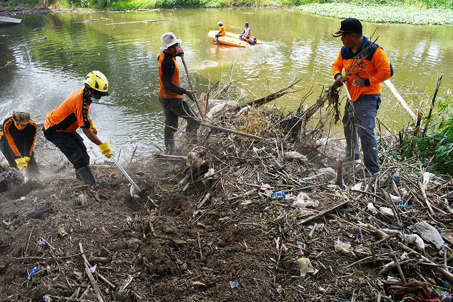 Sampah Menyangkut di Pilar Jembatan Sungai Madiun