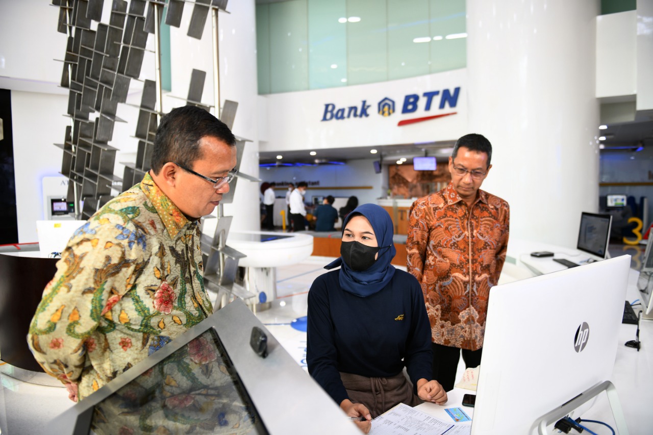 Jajaran Direksi dan Komisaris Bank BTN Terjun Langsung Melayani Nasabah pada Hari Pelanggan Nasional