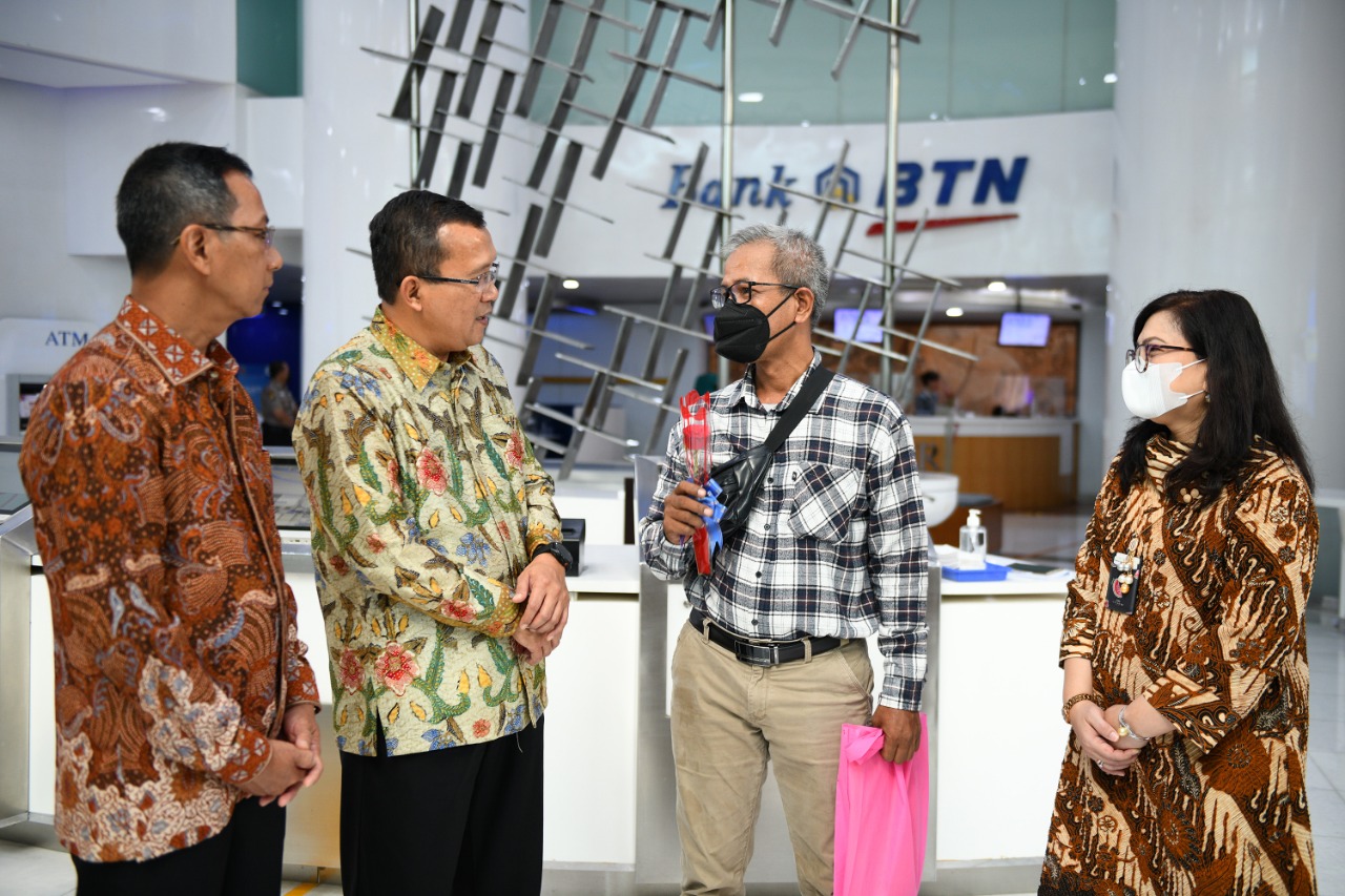 Jajaran Direksi dan Komisaris Bank BTN Terjun Langsung Melayani Nasabah pada Hari Pelanggan Nasional
