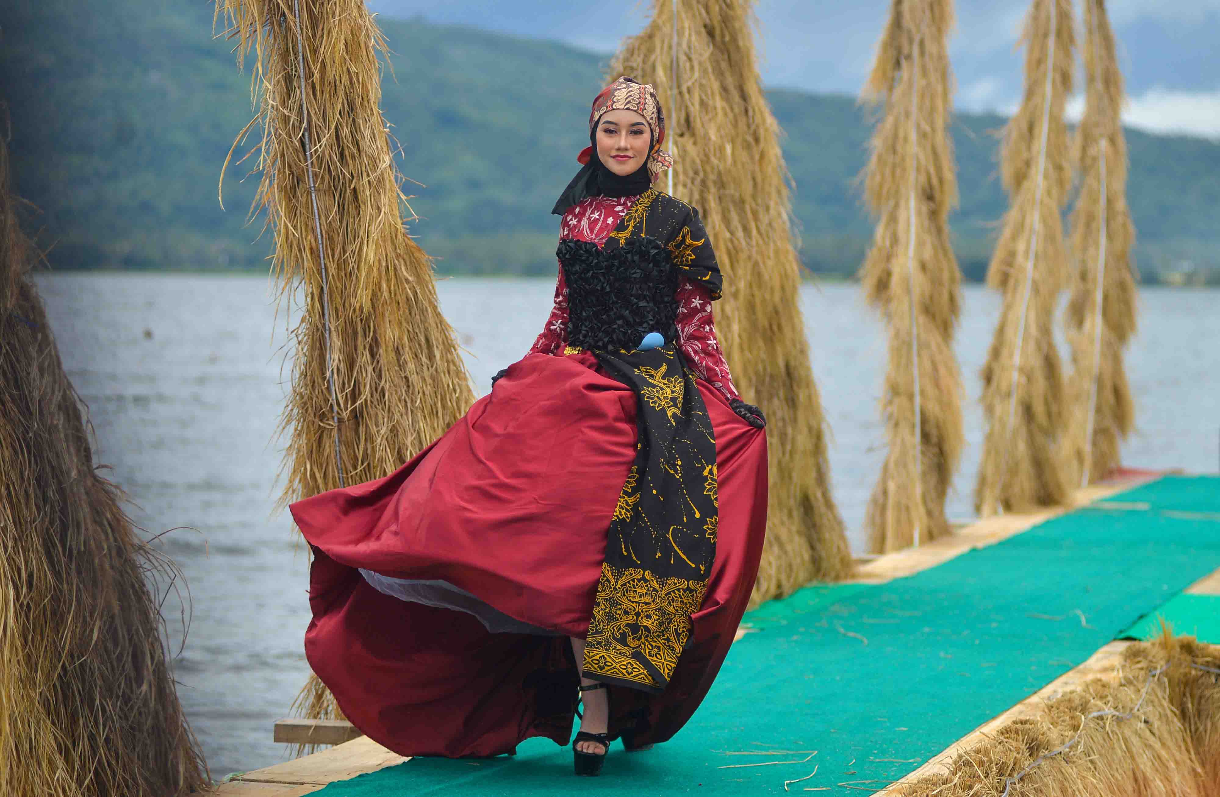 Peragaan Busana Batik di atas Danau Singkarak 
