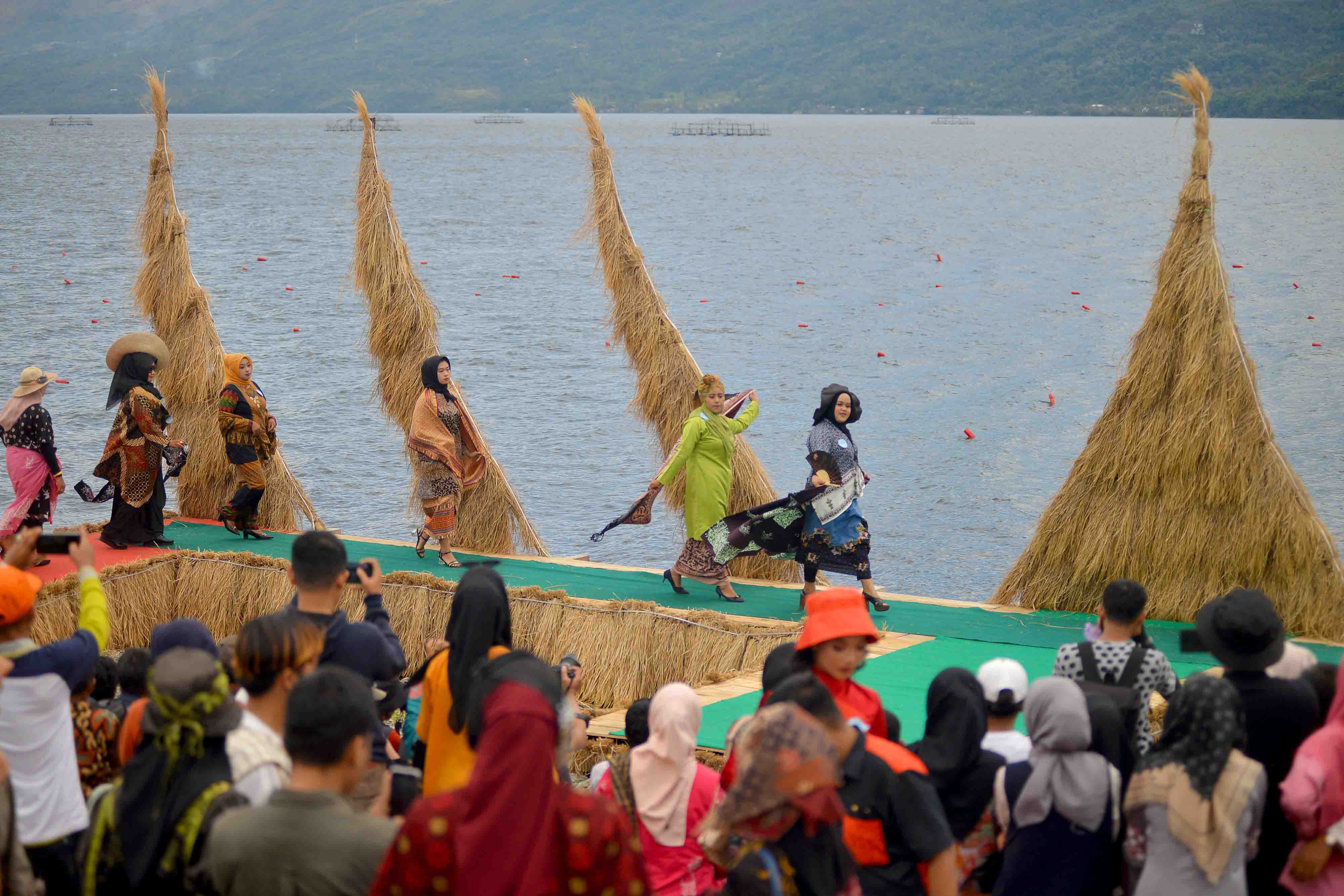 Peragaan Busana Batik di atas Danau Singkarak 
