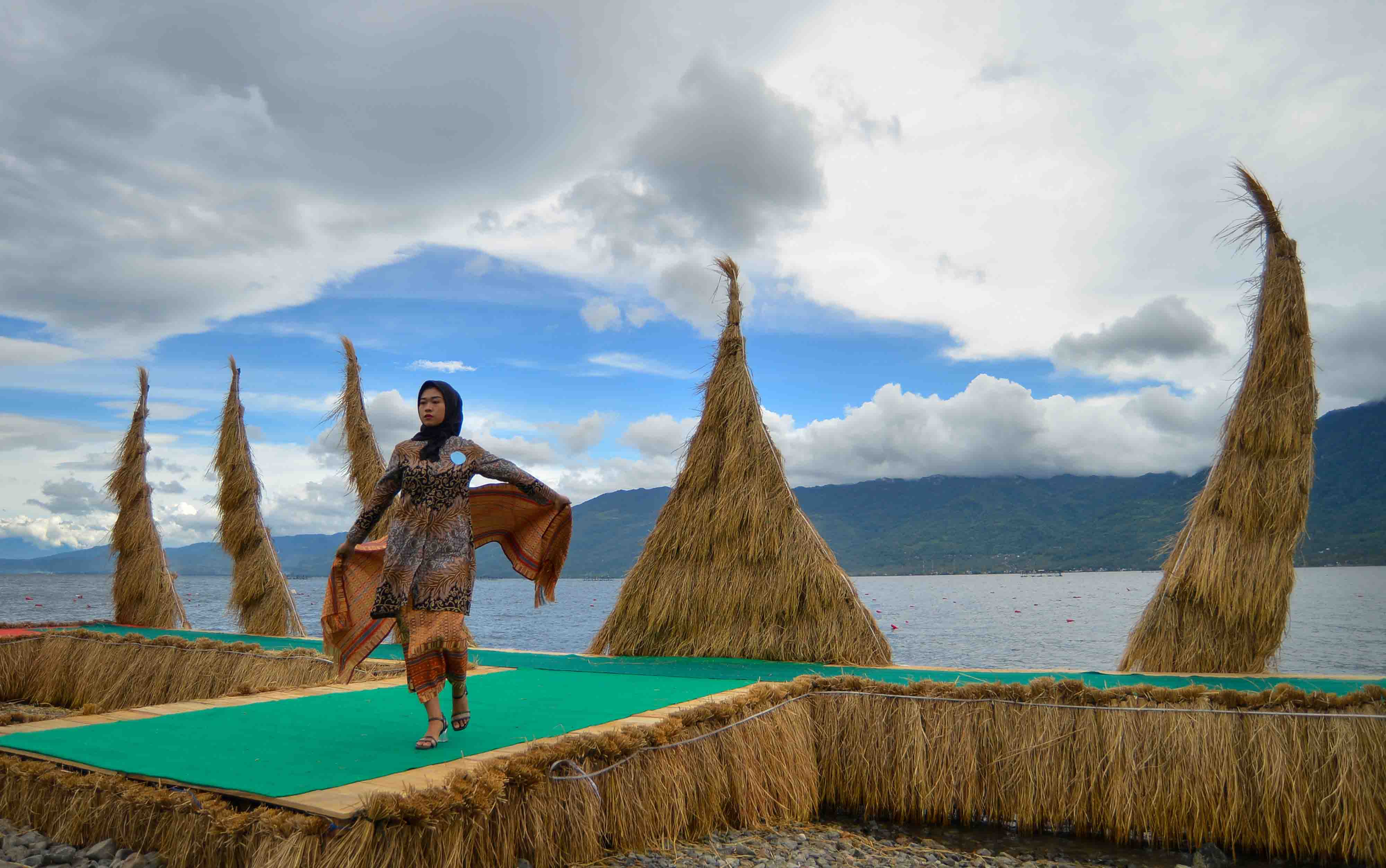 Peragaan Busana Batik di atas Danau Singkarak 