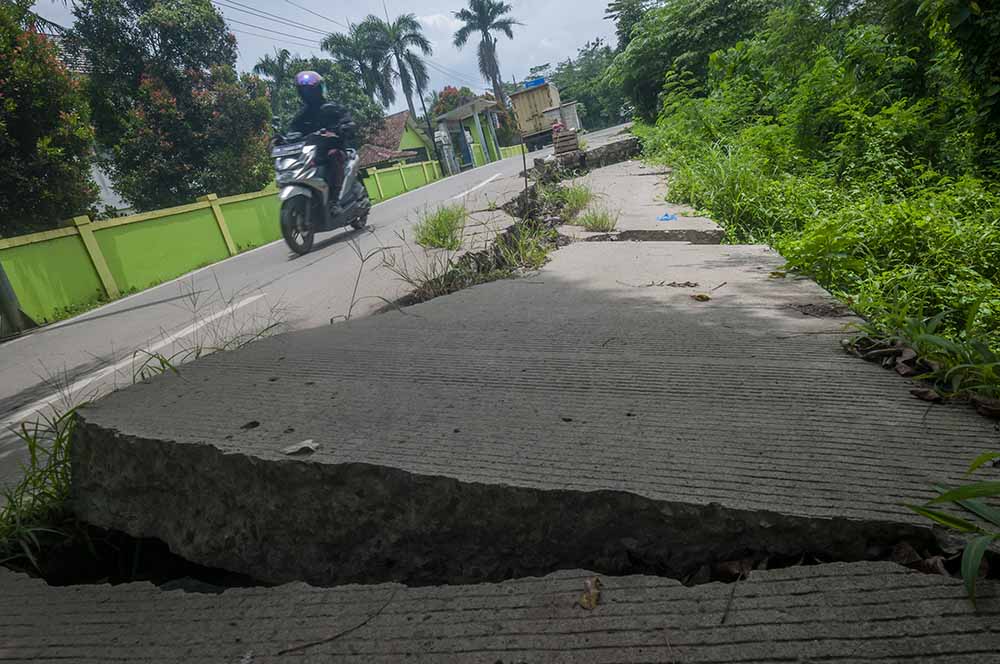 Jalan Ambles di Lebak