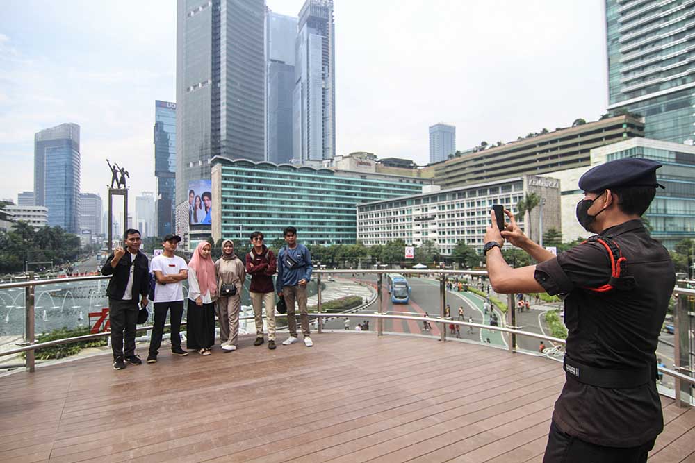 Anjungan Halte Trans-Jakarta Bundaran HI