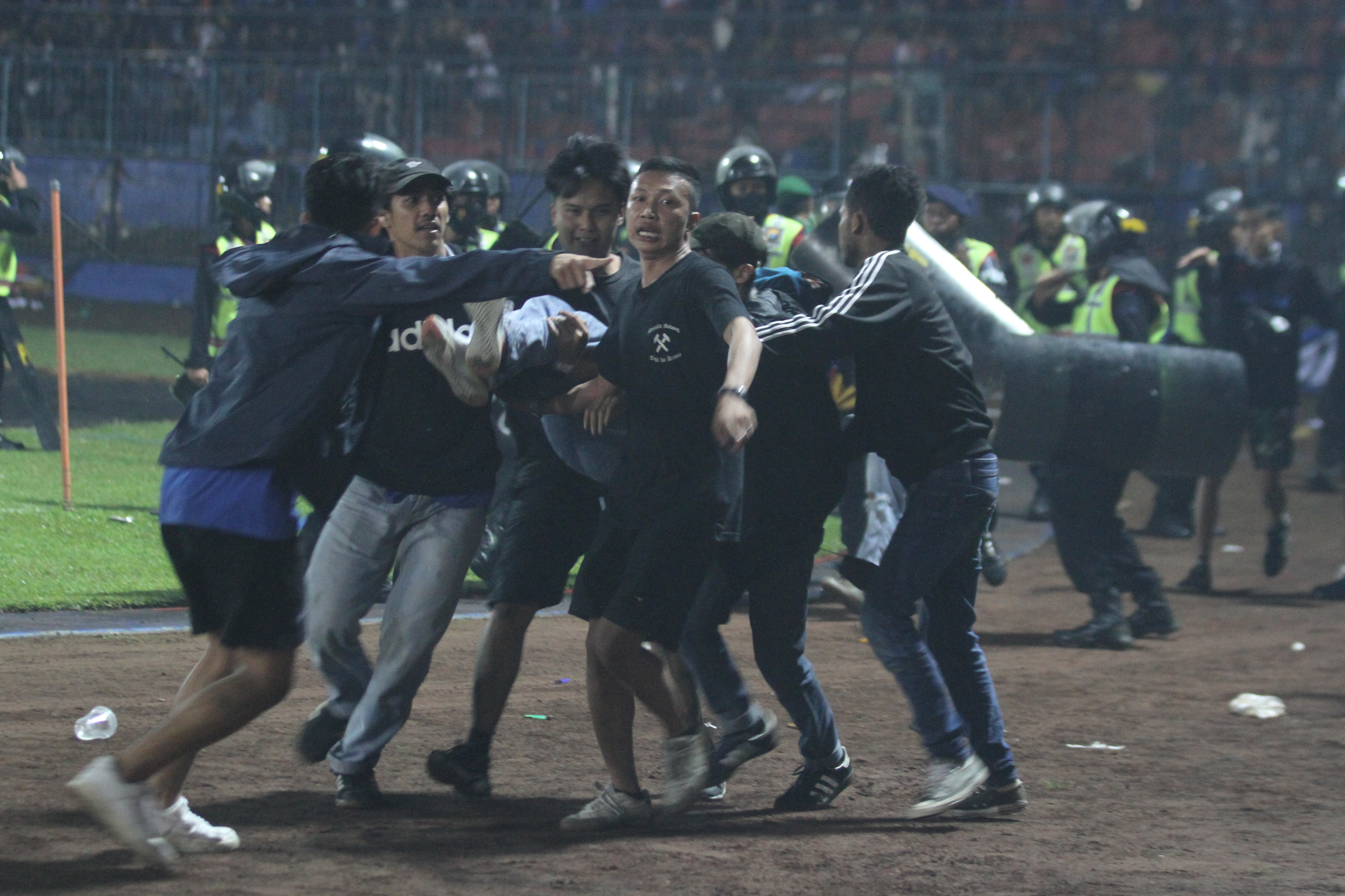 127 Orang Meninggal Akibat Kerusuhan Ssai Pertandingan  antara Arema FC Melawan Persebaya Surabaya