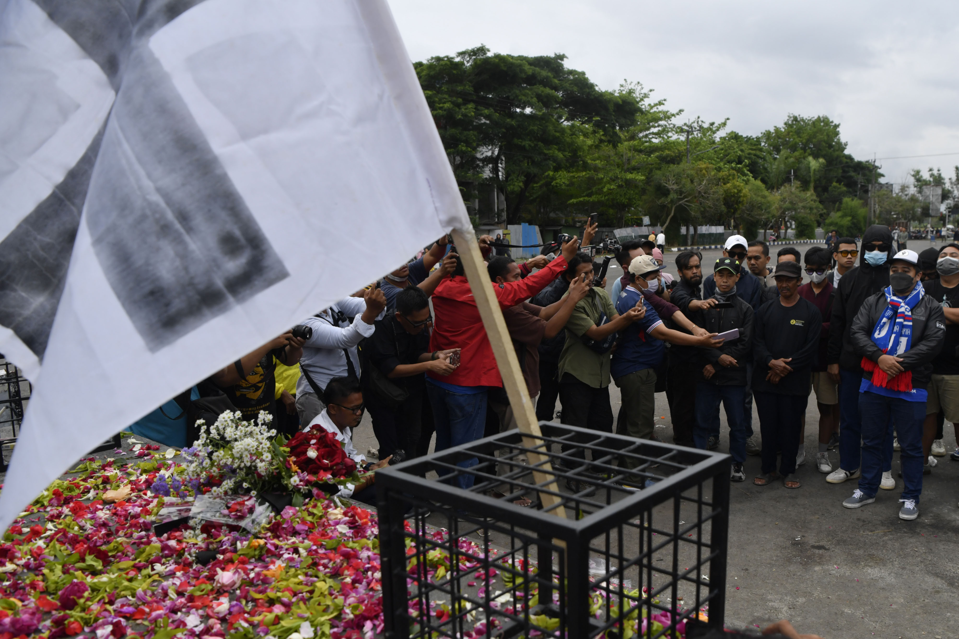 Tabur Bunga Suporter Arema FC 