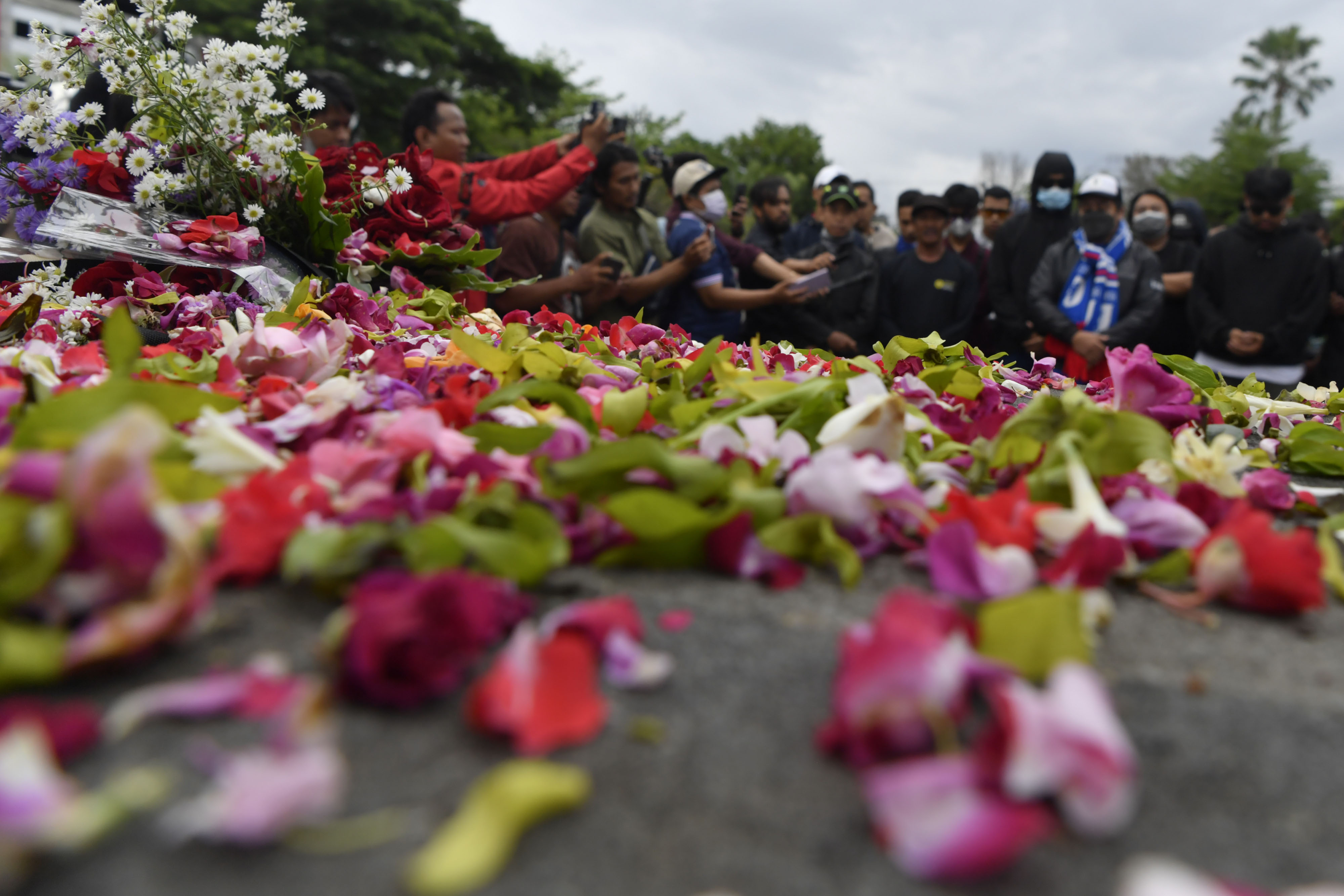Tabur Bunga Suporter Arema FC 