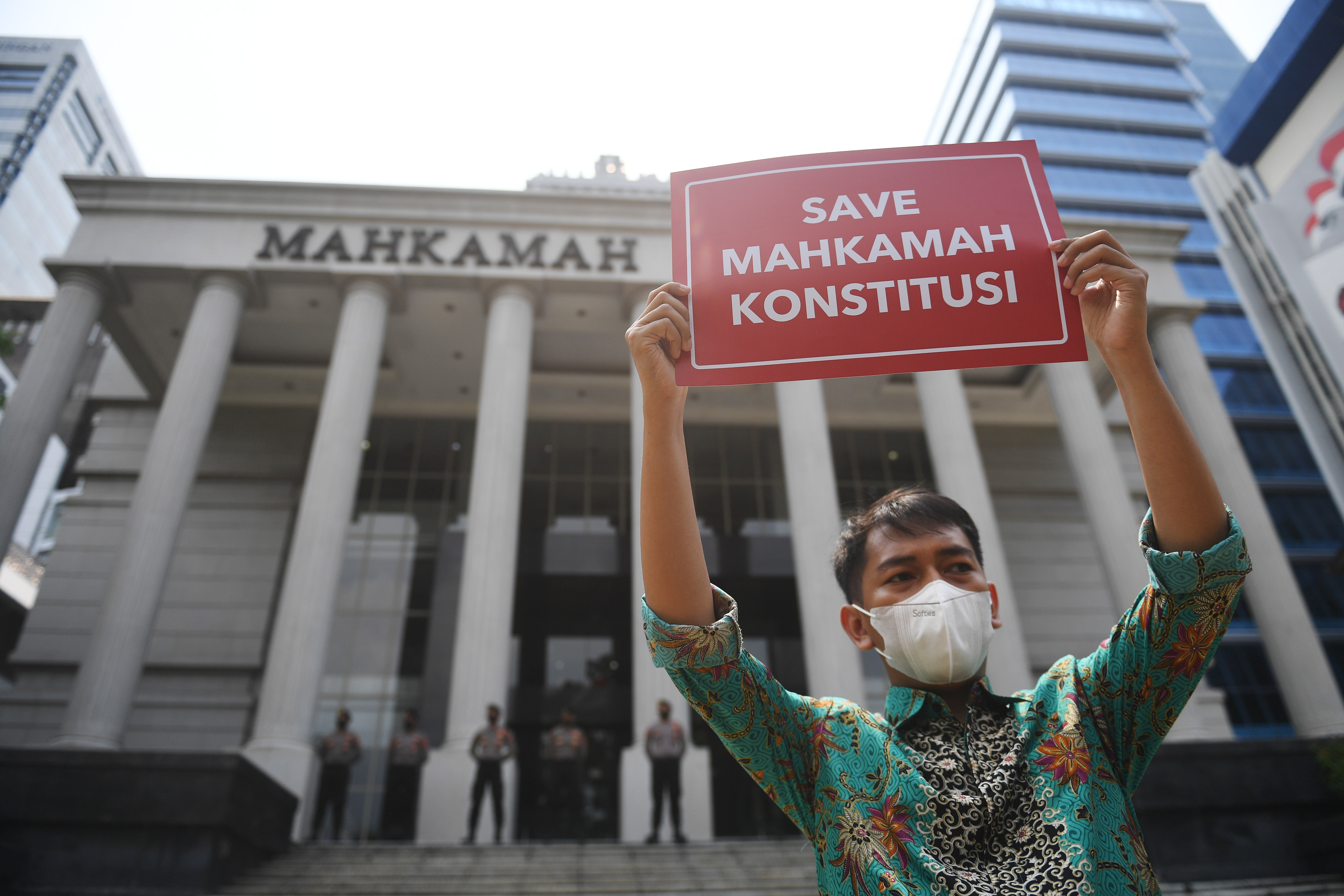 Aksi Menolak Pemecatan Hakim Konstitusi