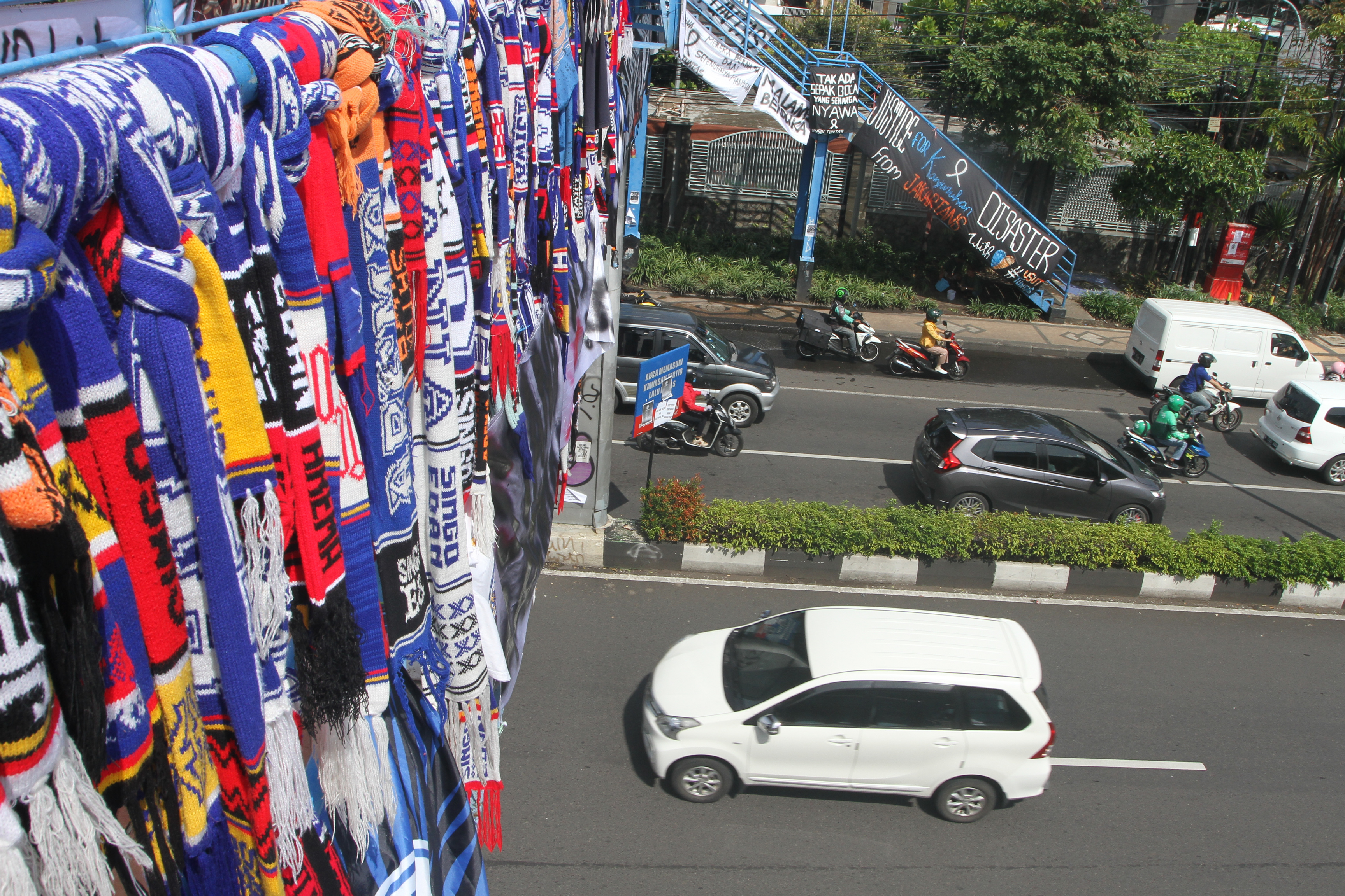 Aksi Gantung Syal Aremania