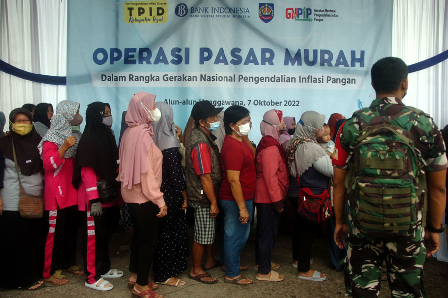 Antre Sembako Di Pasar Murah