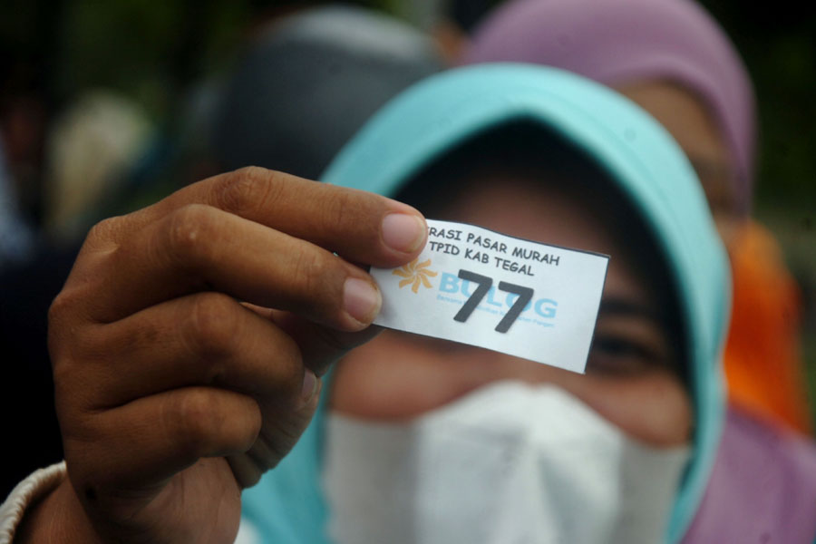 Antre Sembako Di Pasar Murah