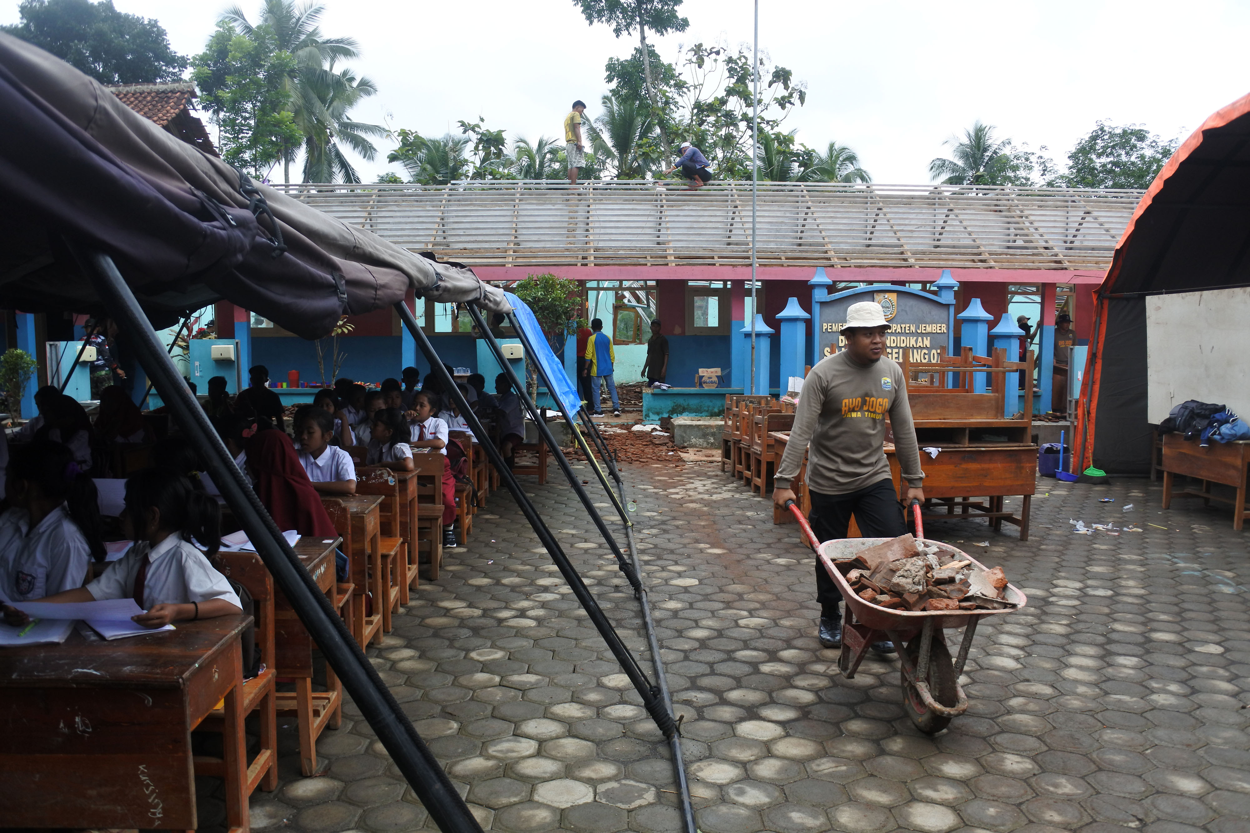 Siswa Belajar di Tenda Darurat