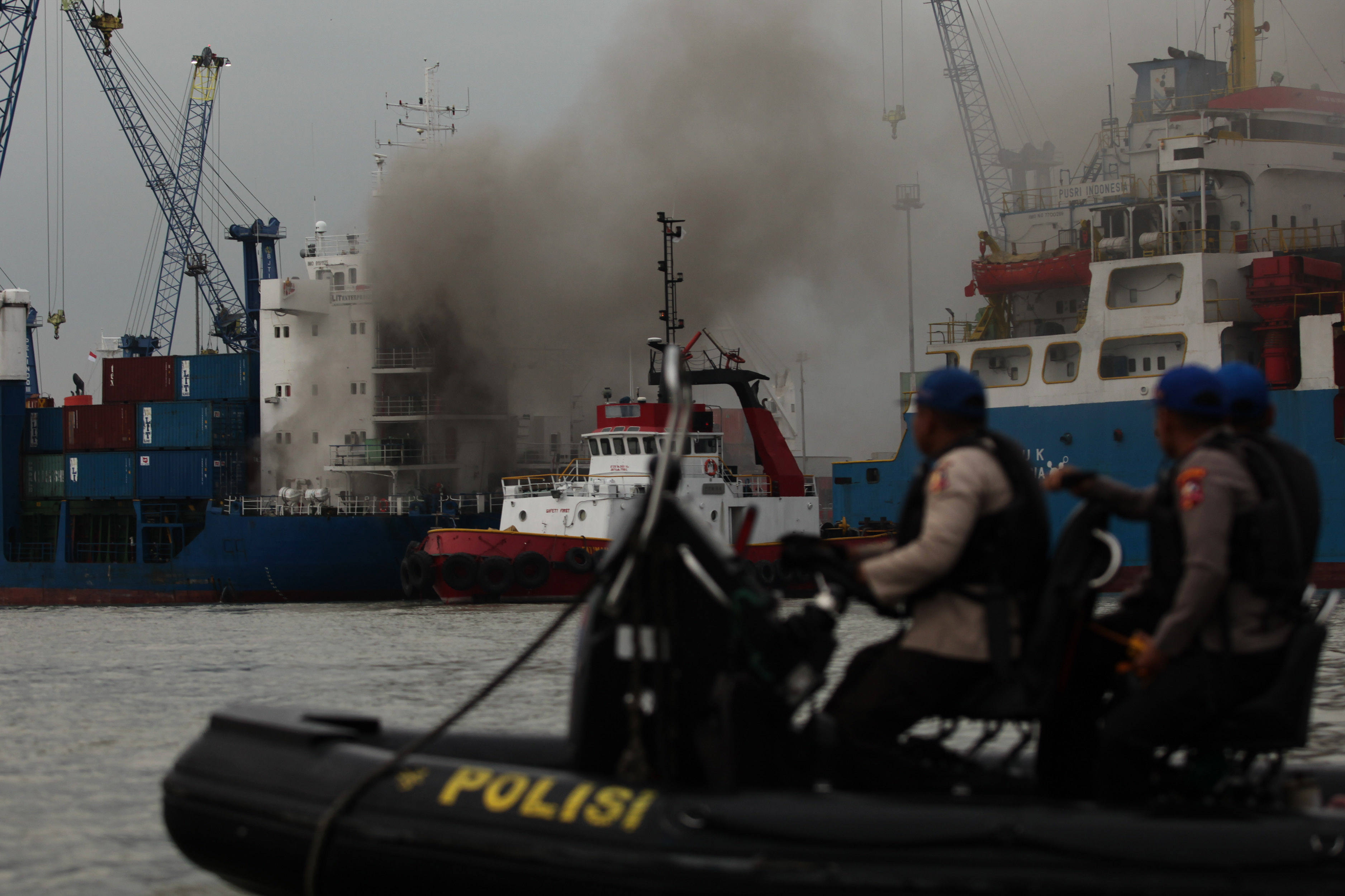 Kapal Kargo Terbakar Di Pelabuhan Tanjung Perak