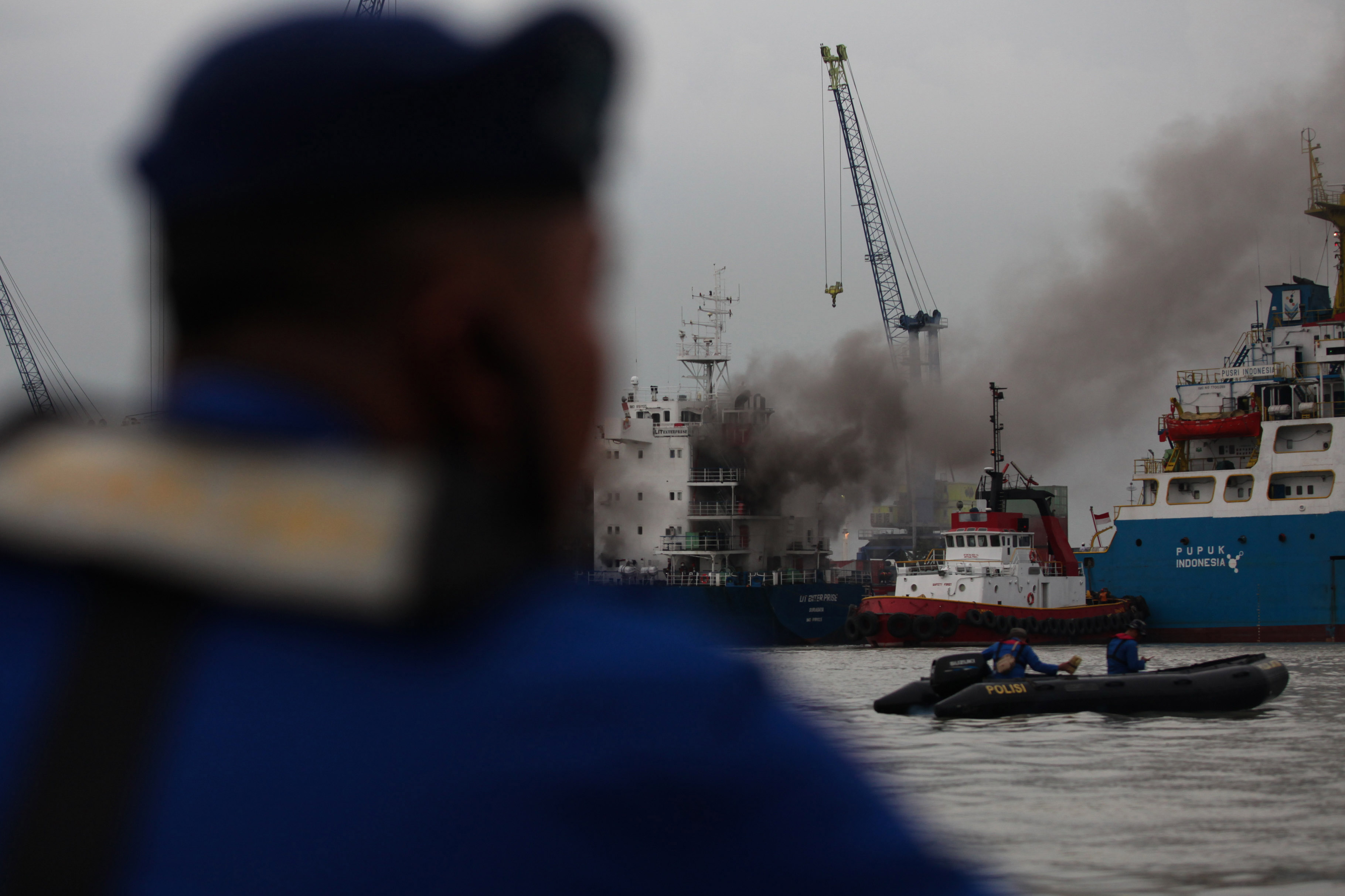 Kapal Kargo Terbakar Di Pelabuhan Tanjung Perak