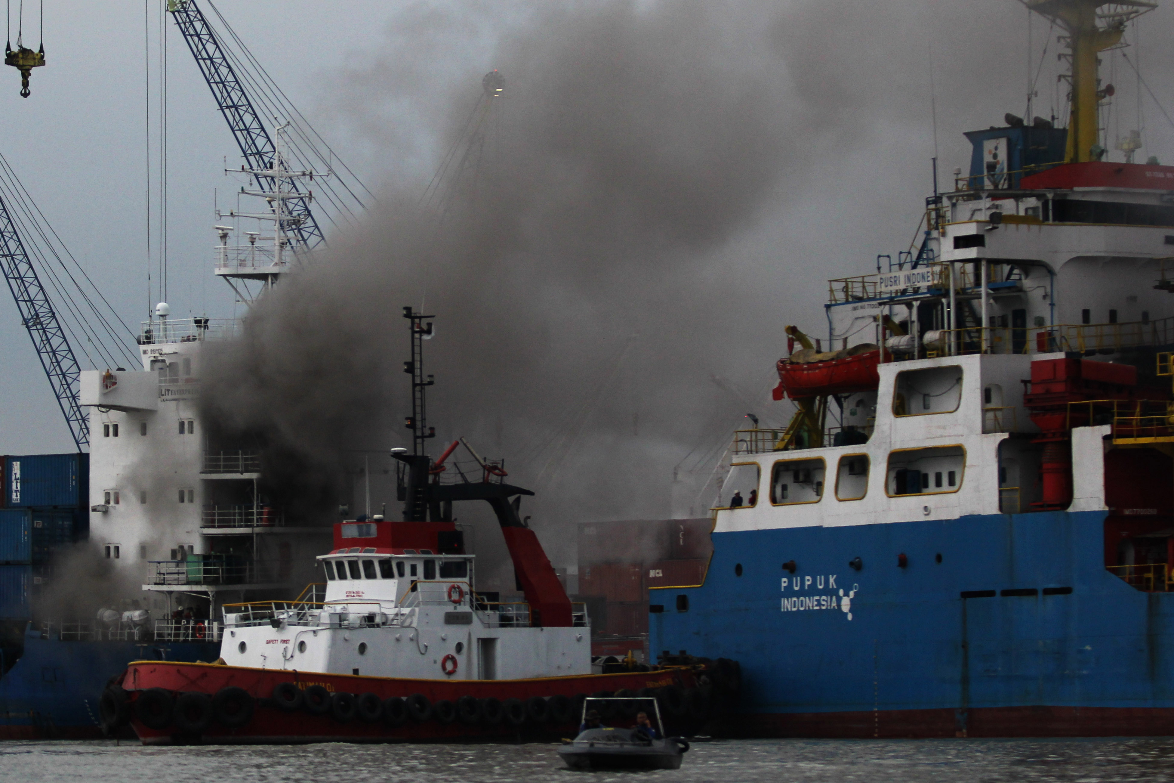 Kapal Kargo Terbakar Di Pelabuhan Tanjung Perak