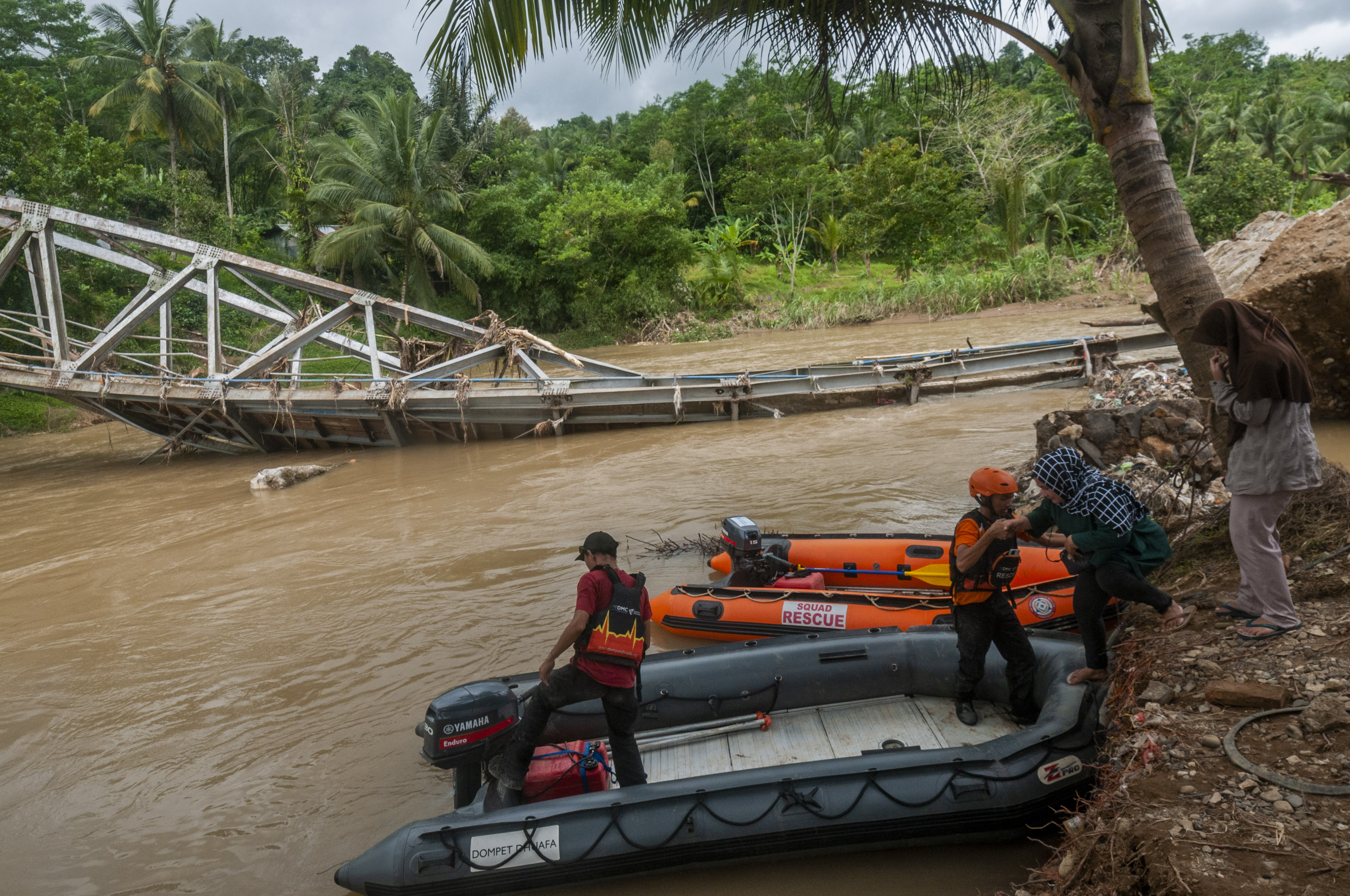 Perahu Karet untuk Akses Penyeberangan Darurat