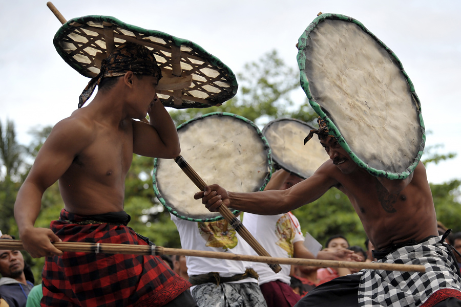 Tradisi Gebug Ende Seraya Di Bali
