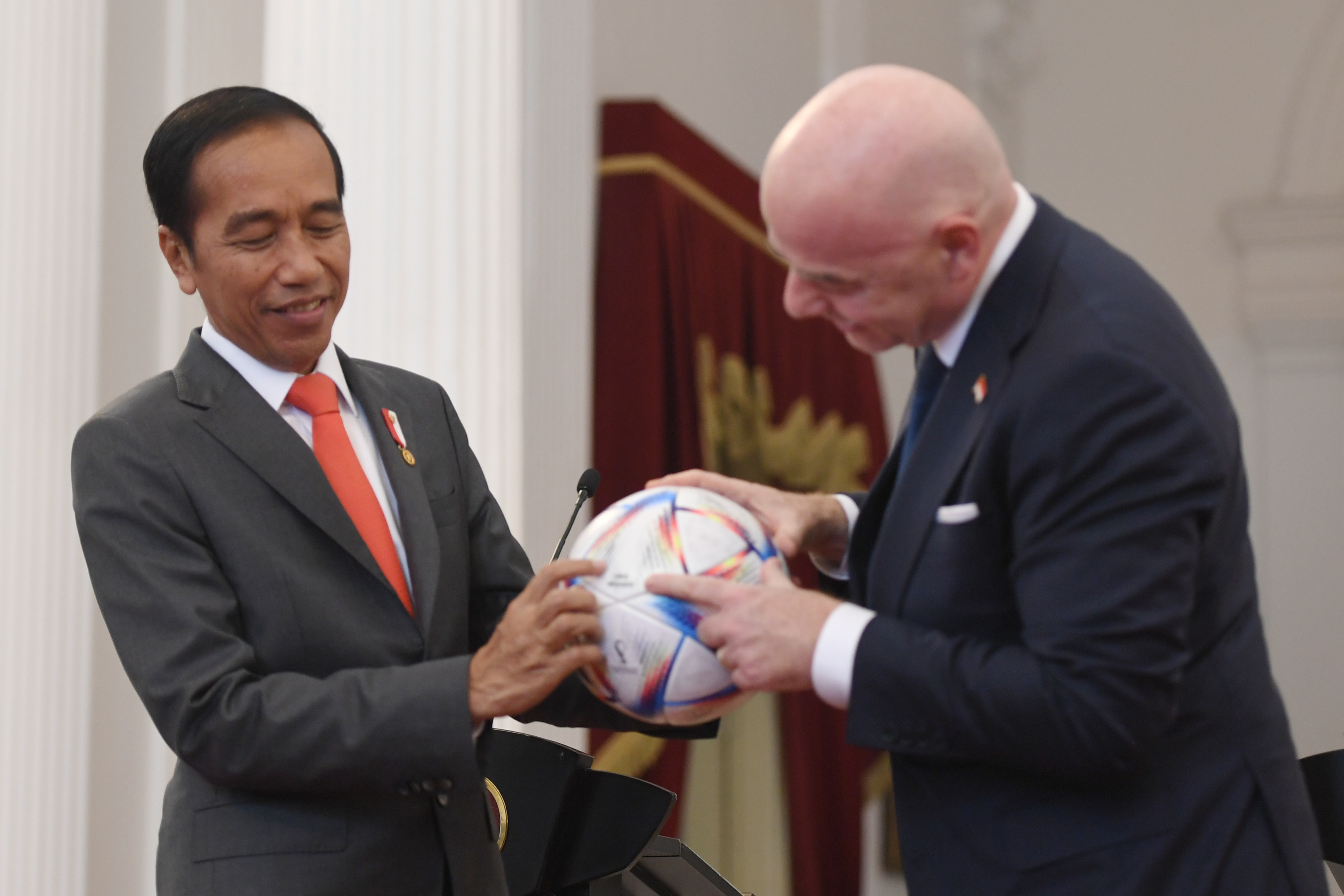Presiden Jokowi Bertemu Presiden FIFA