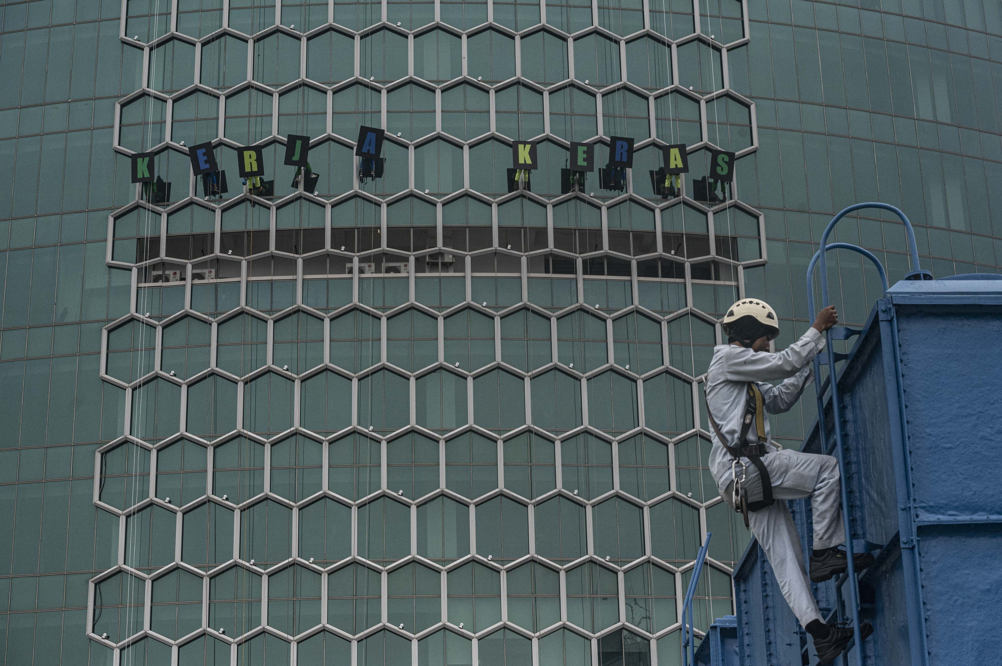 Aksi Pekerja Rope Access Peduli Pekerja Indonesia