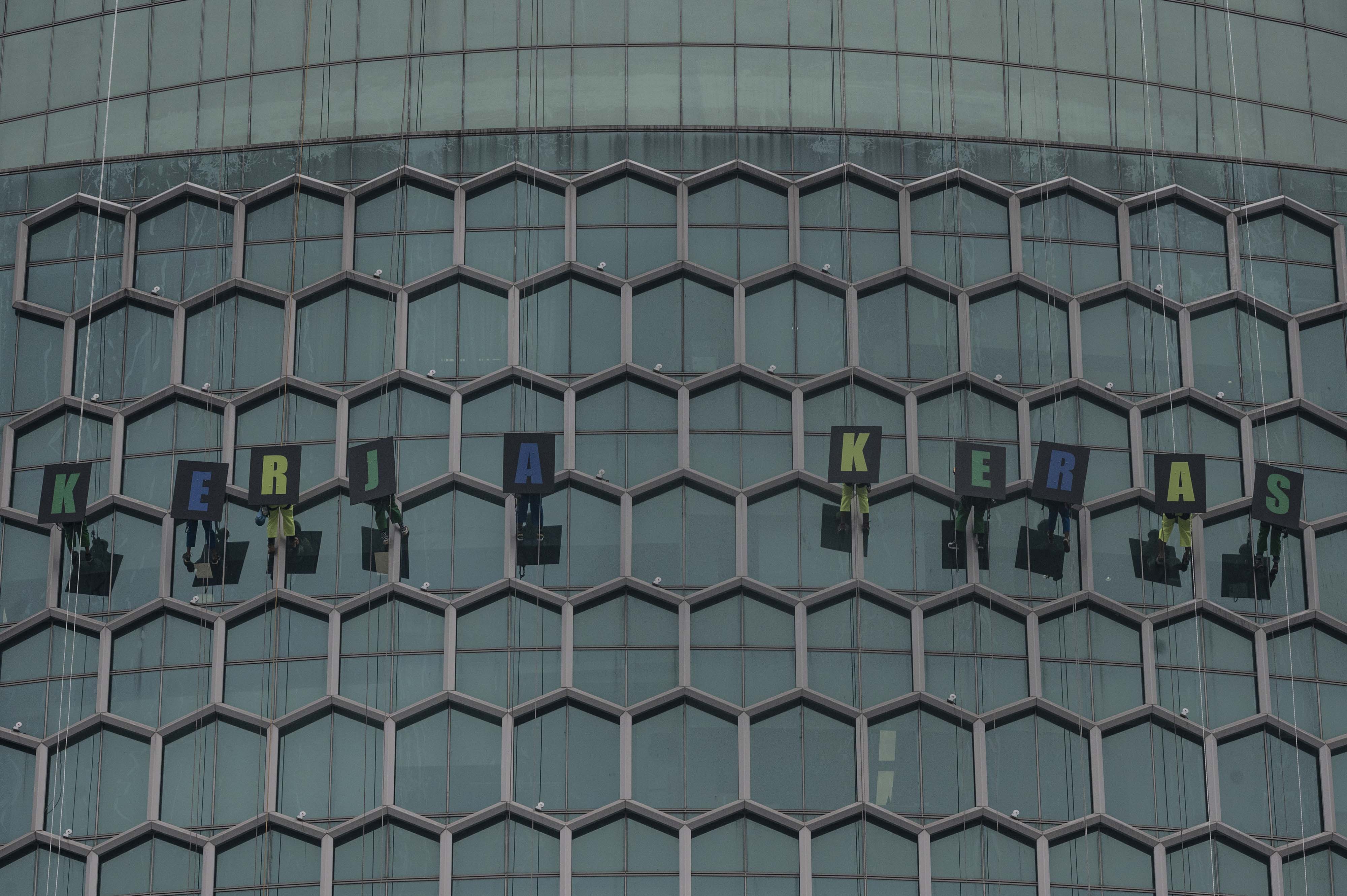 Aksi Pekerja Rope Access Peduli Pekerja Indonesia