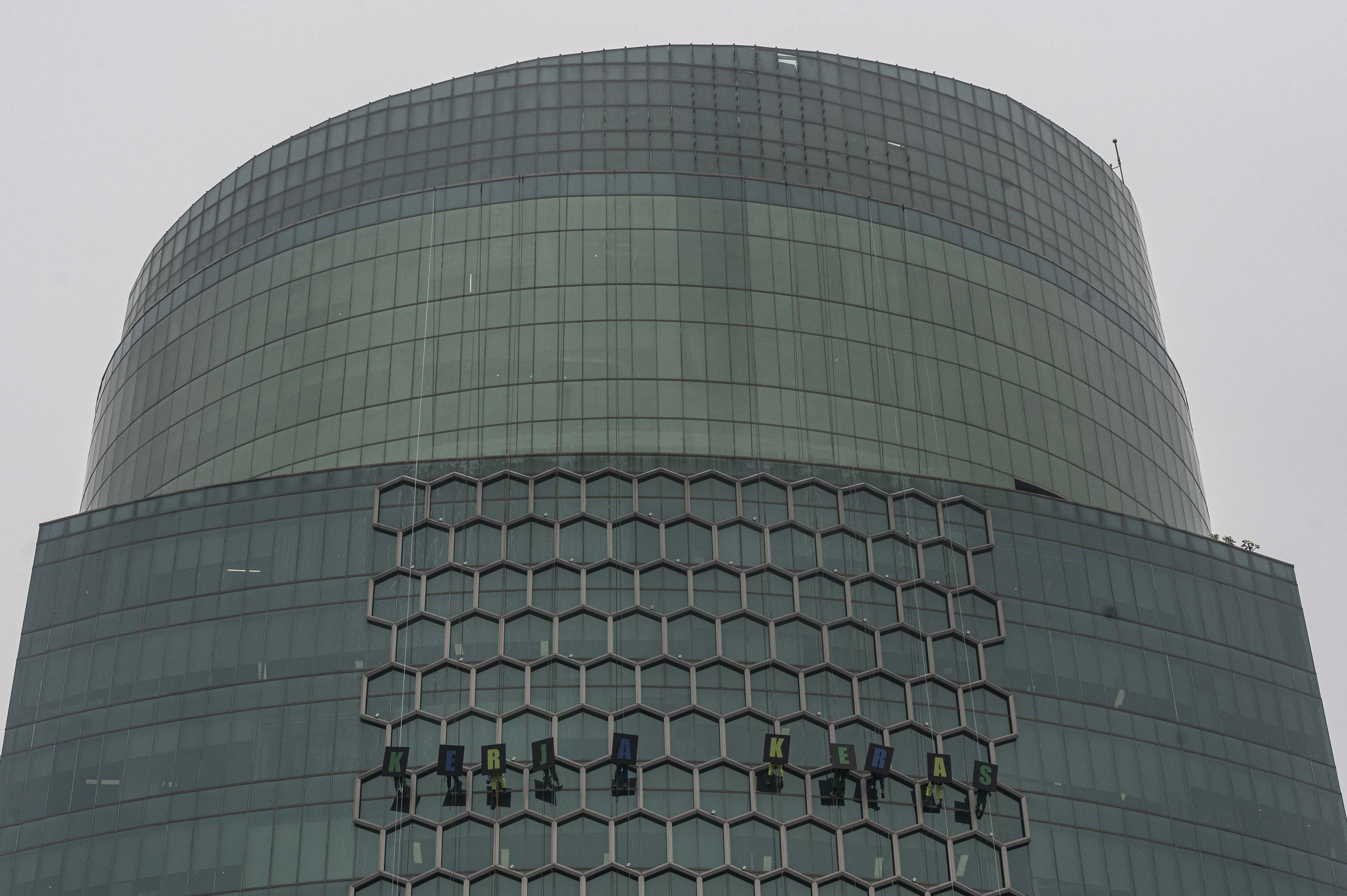 Aksi Pekerja Rope Access Peduli Pekerja Indonesia