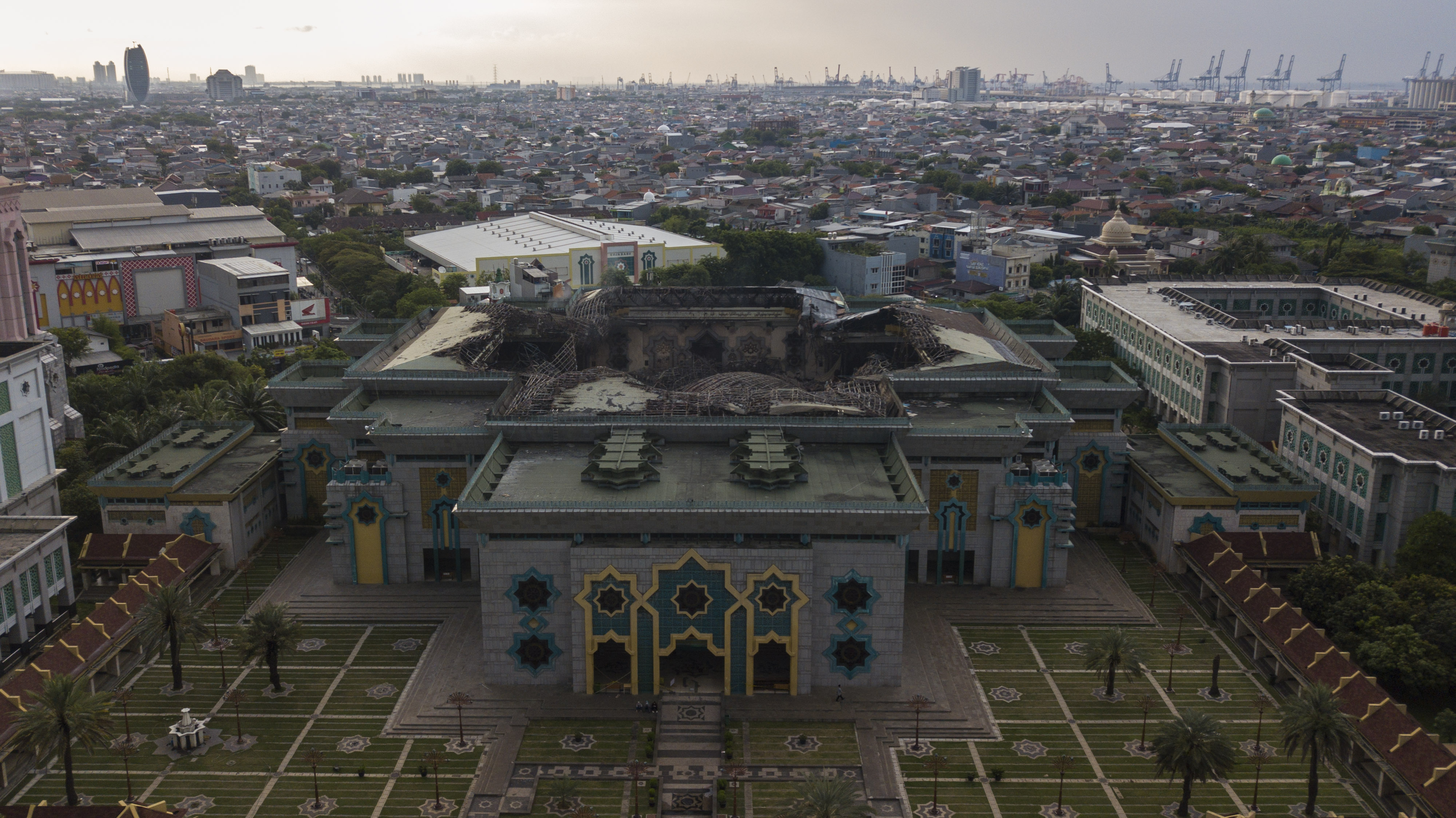 Atap Masjid JIC Pascakebakaran
