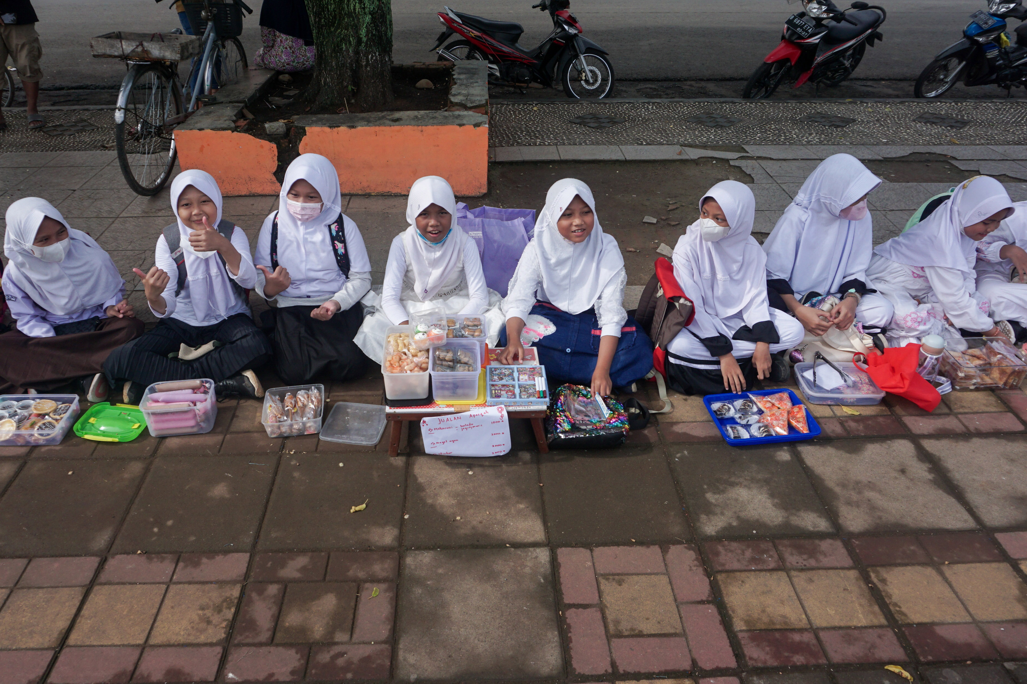 Pelajar Praktik Berdagang dalam Rangka Hari Santri