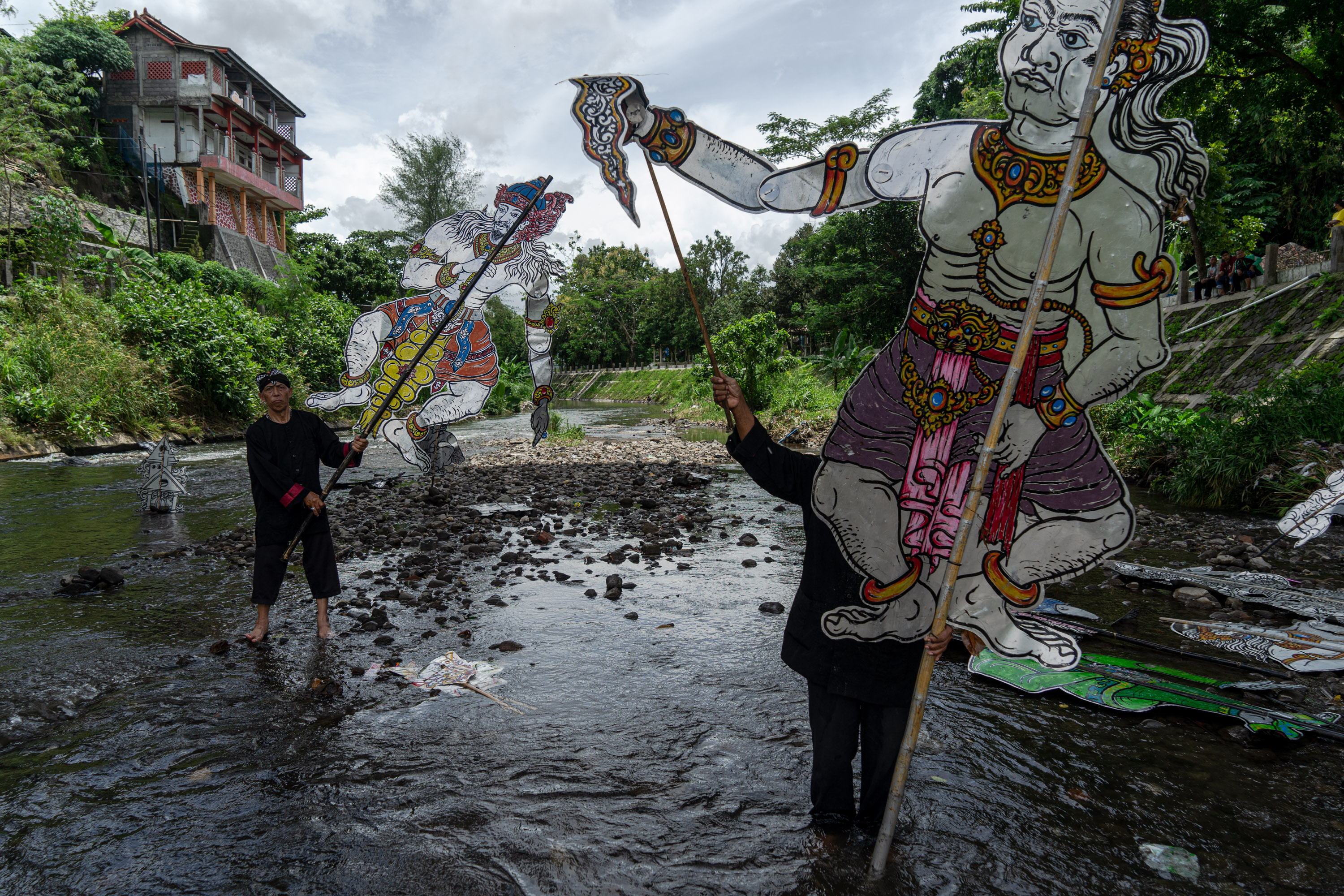 Pentas Wayang di Sungai Code