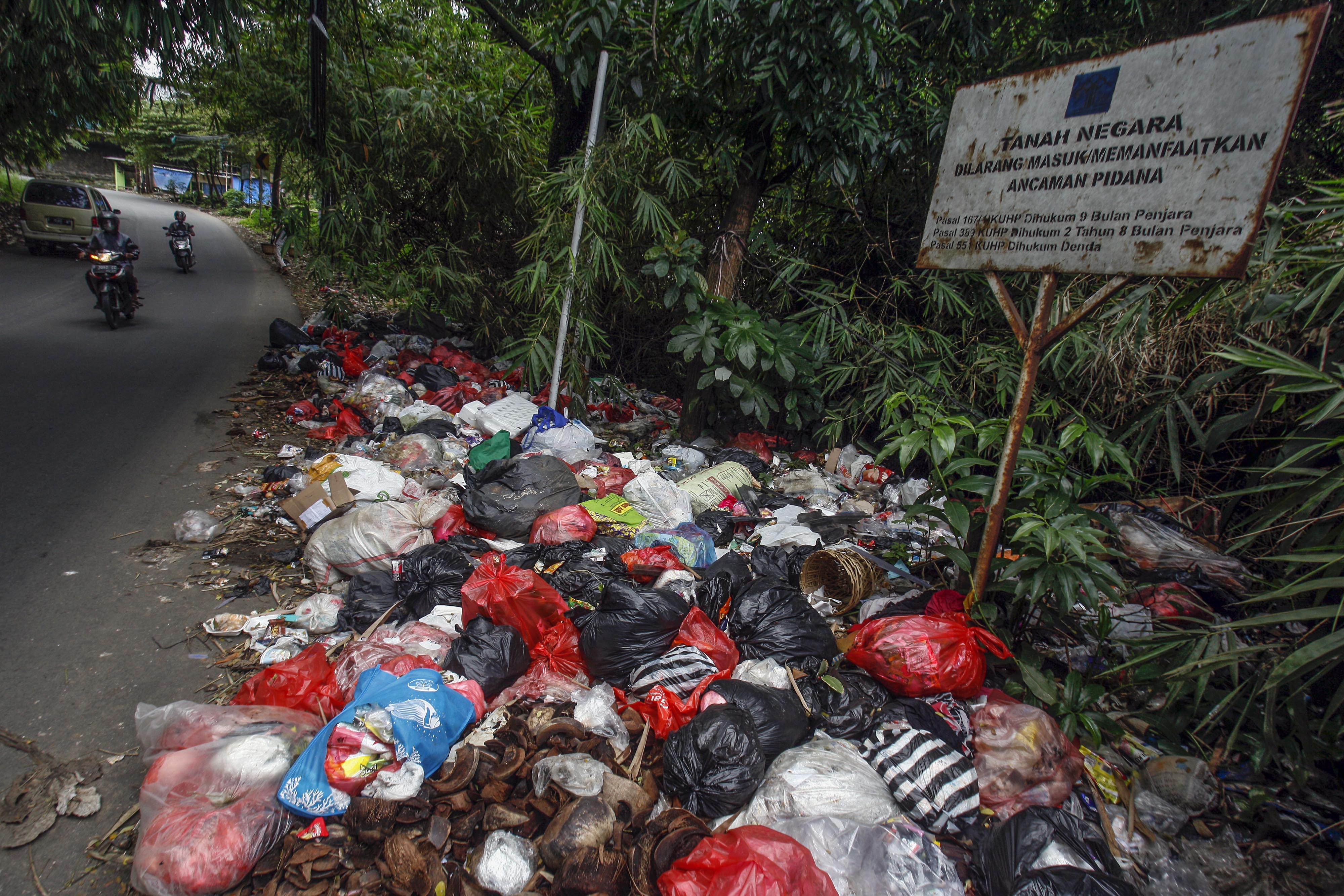 Tumpukan Sampah di Pinggir Jalan Kawasan Bogor