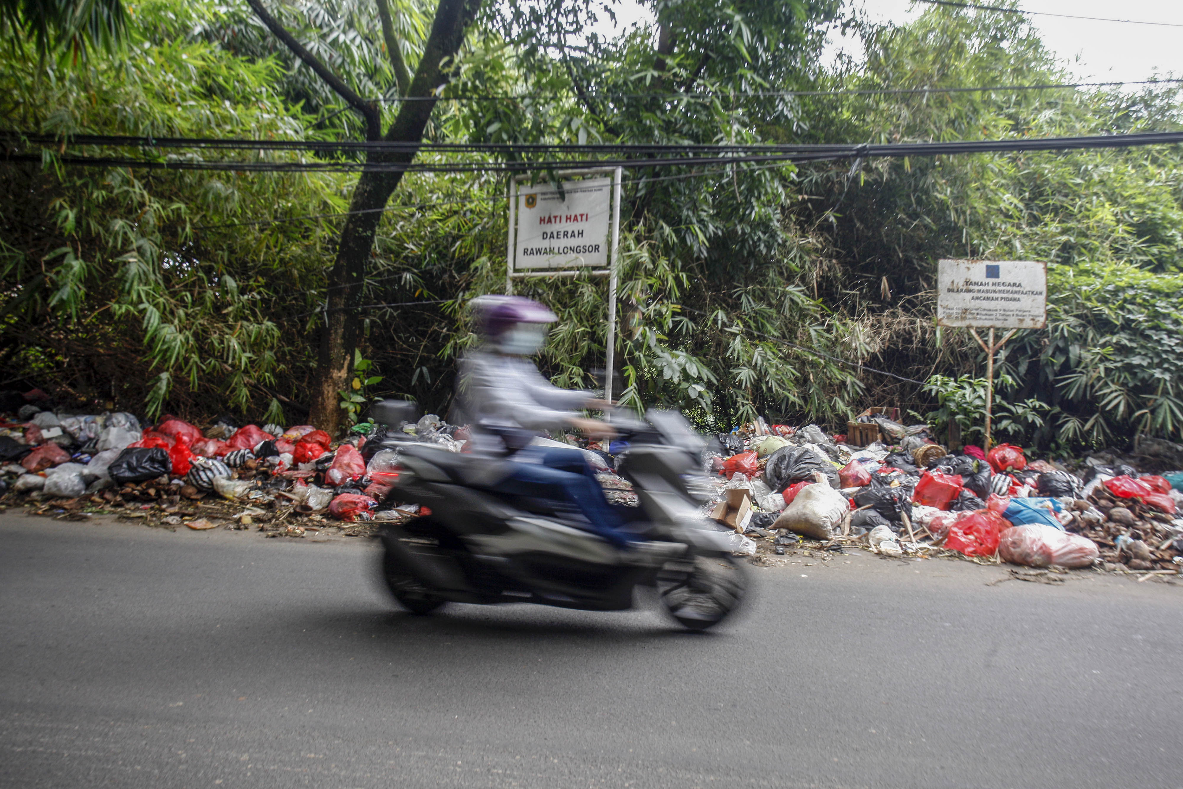 Tumpukan Sampah di Pinggir Jalan Kawasan Bogor