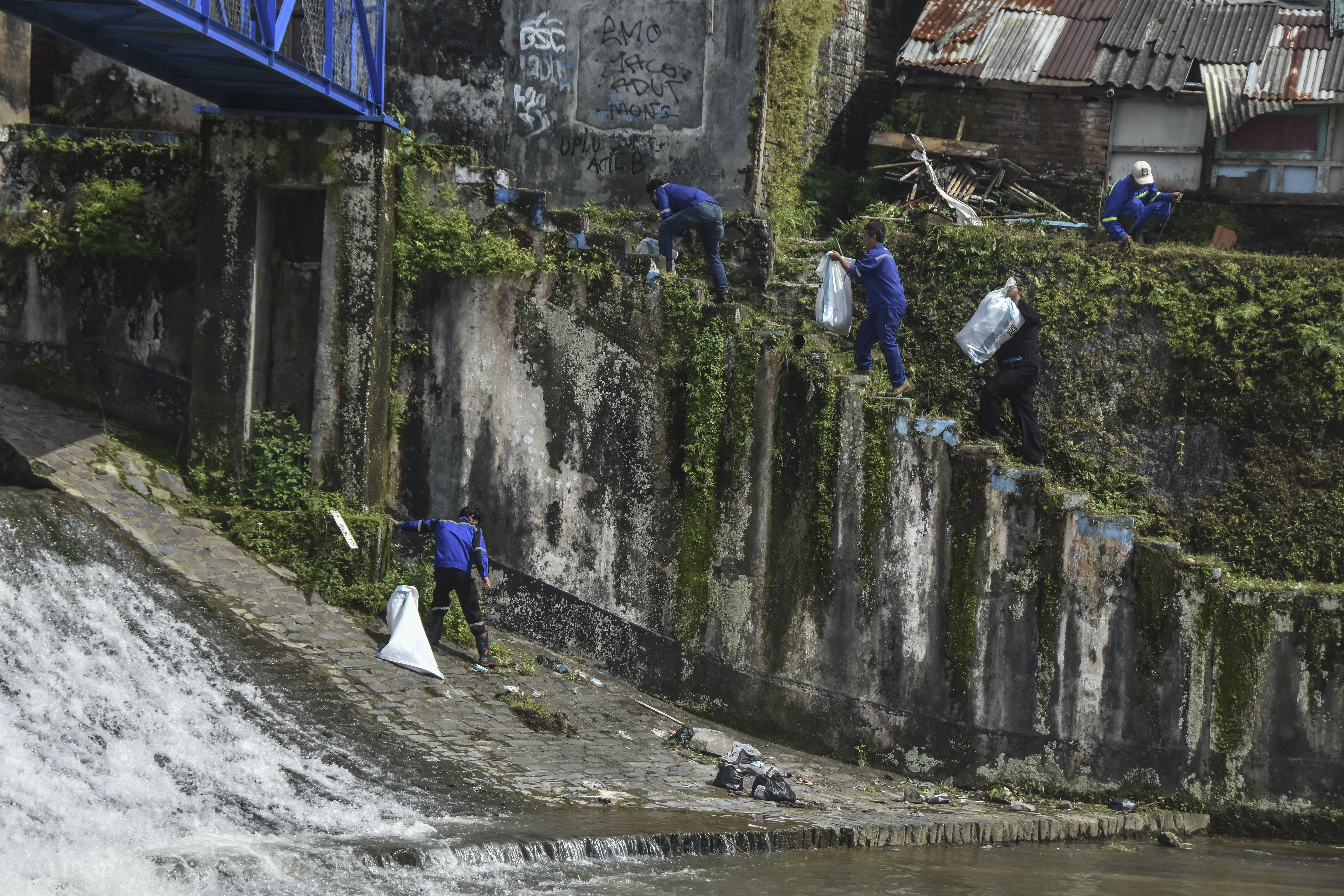 Aksi Pungut Sampah di Sungai Cimulu