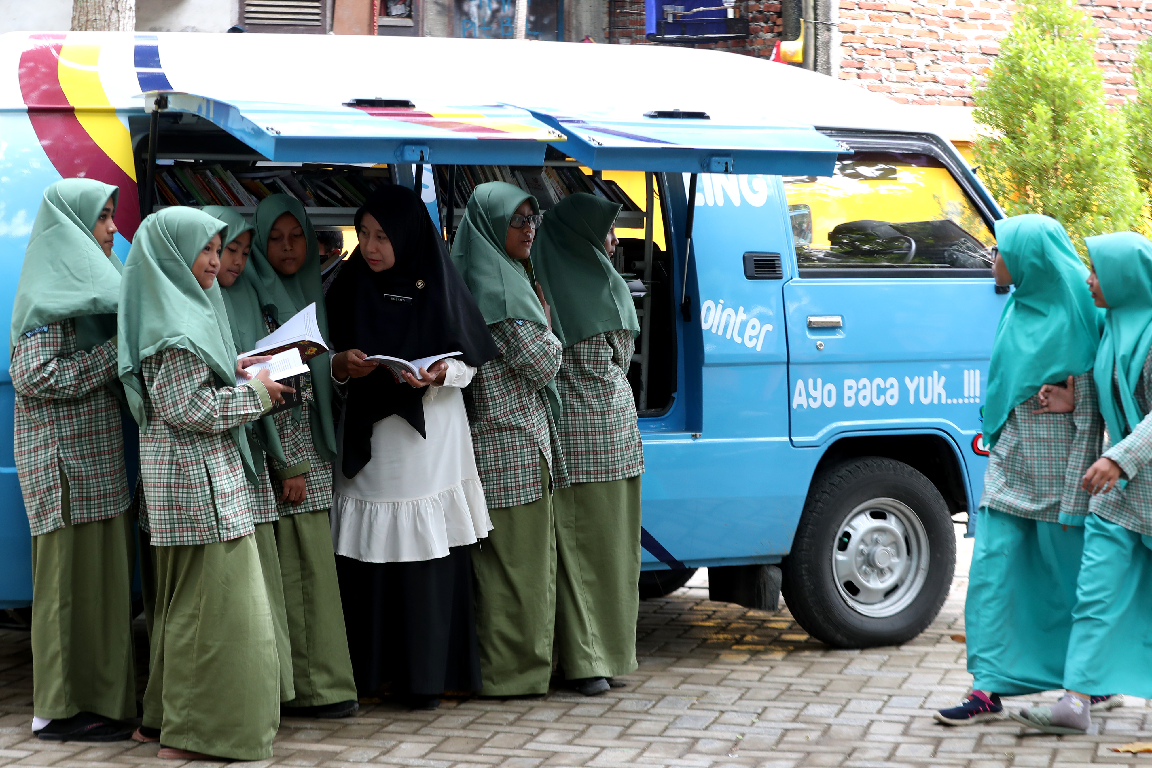 Peningkatan Literasi Pelajar dengan Perpustakaan Keliling