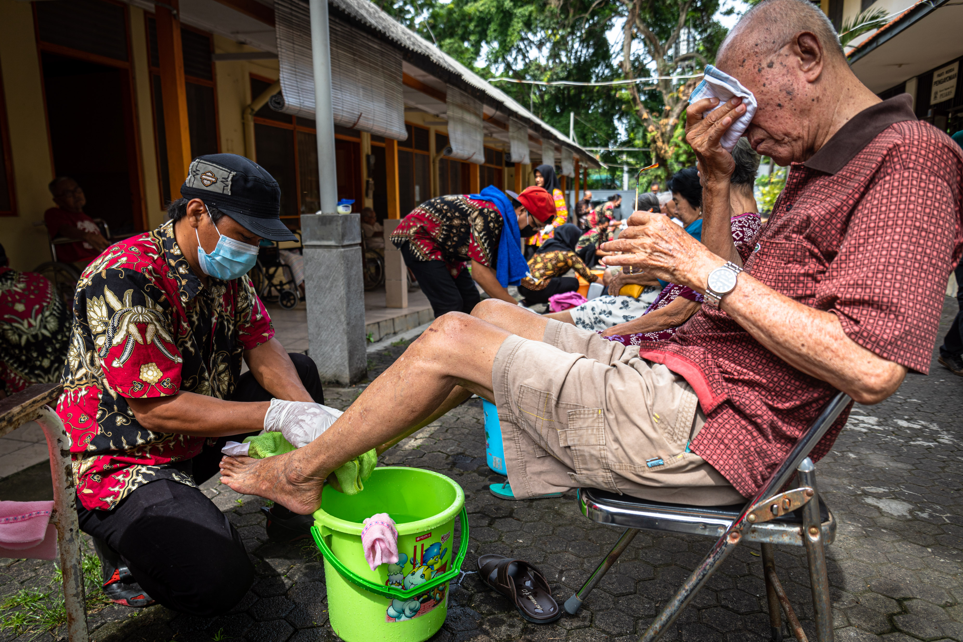 Pembasuhan Kaki Lansia Panti Werdha