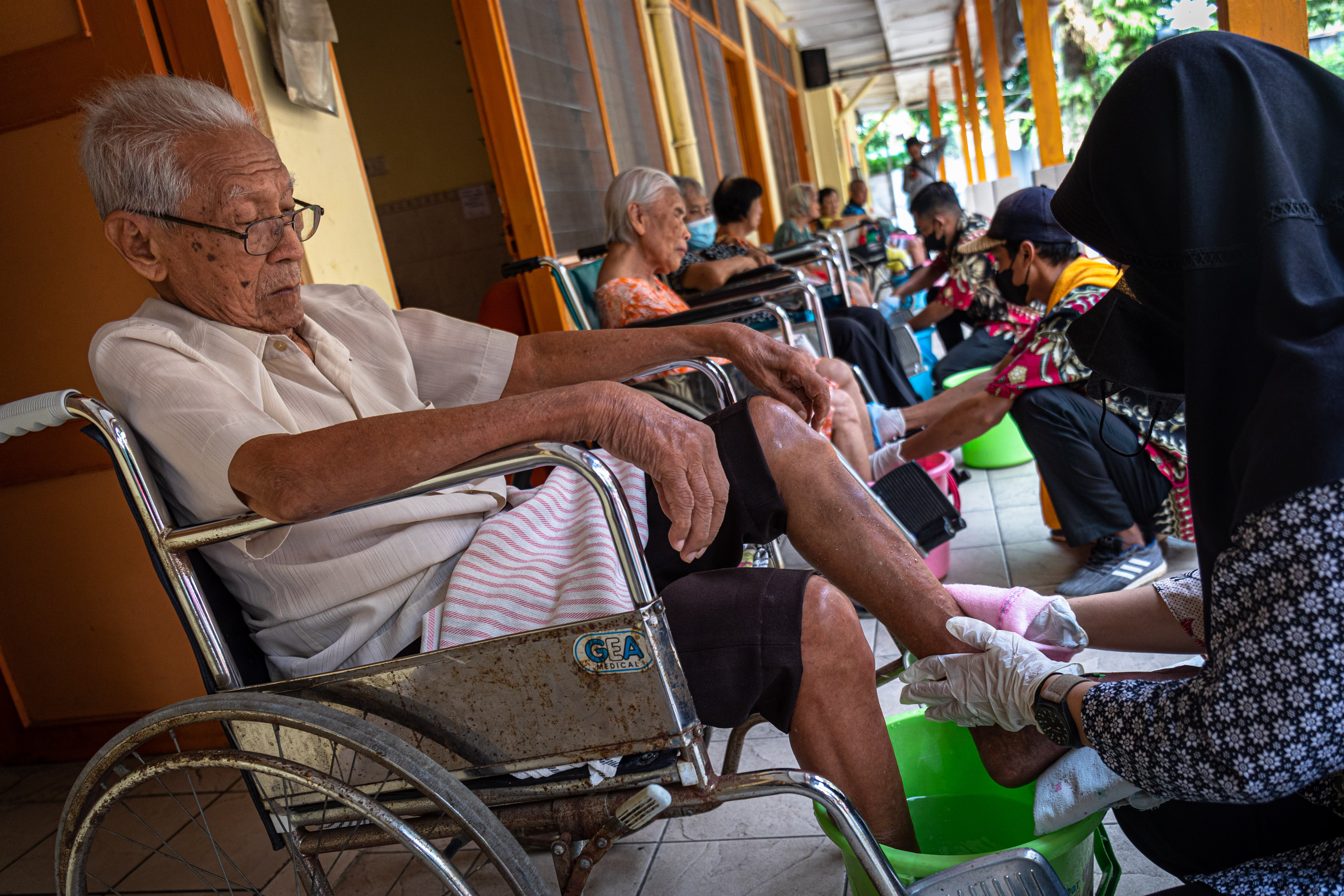 Pembasuhan Kaki Lansia Panti Werdha