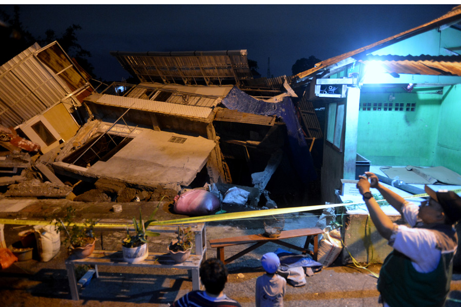 Rumah Roboh Tergerus Aliran  Air Sungai