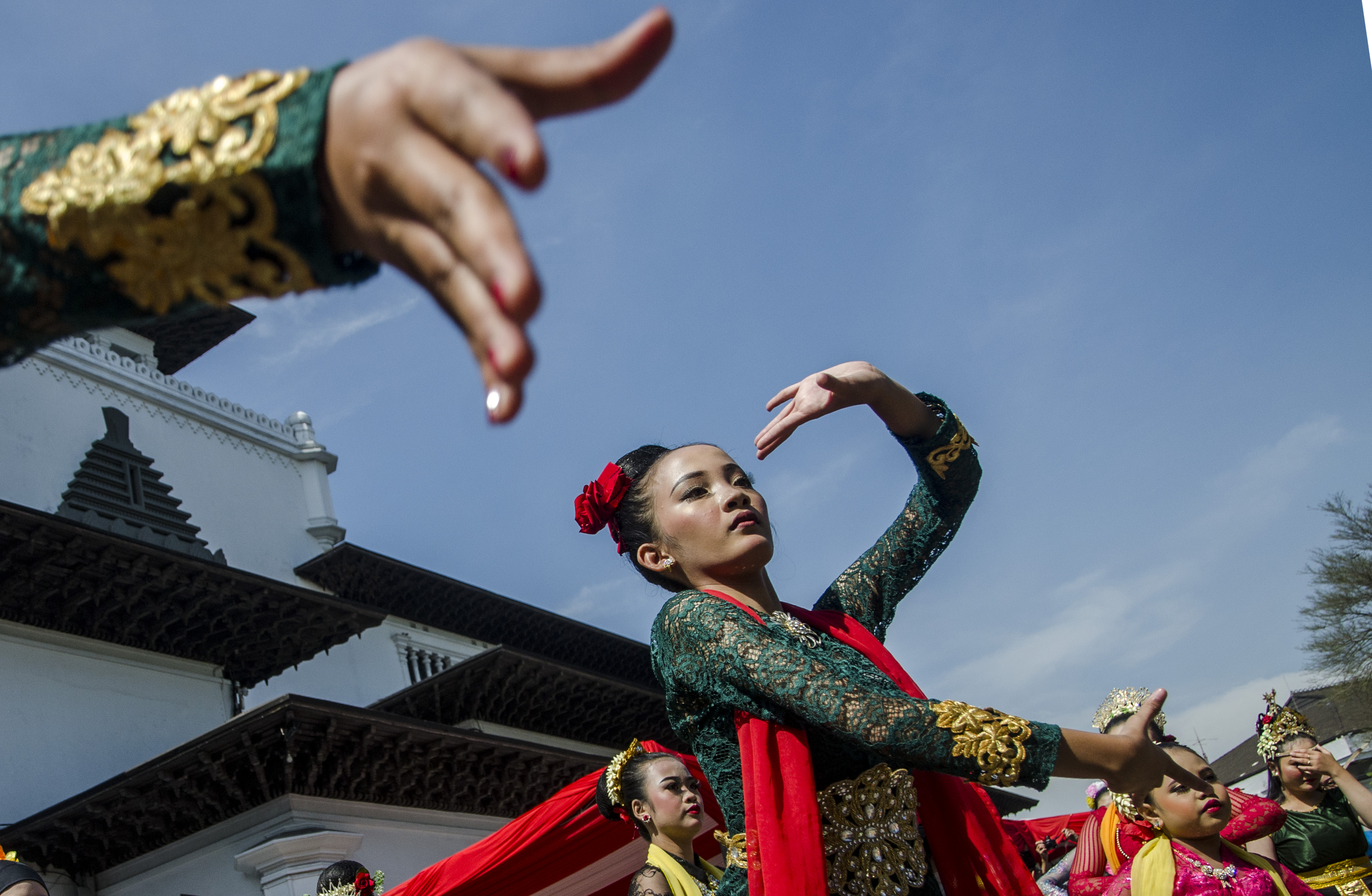 Kesenian Ngibing Ronggeng Gunung
