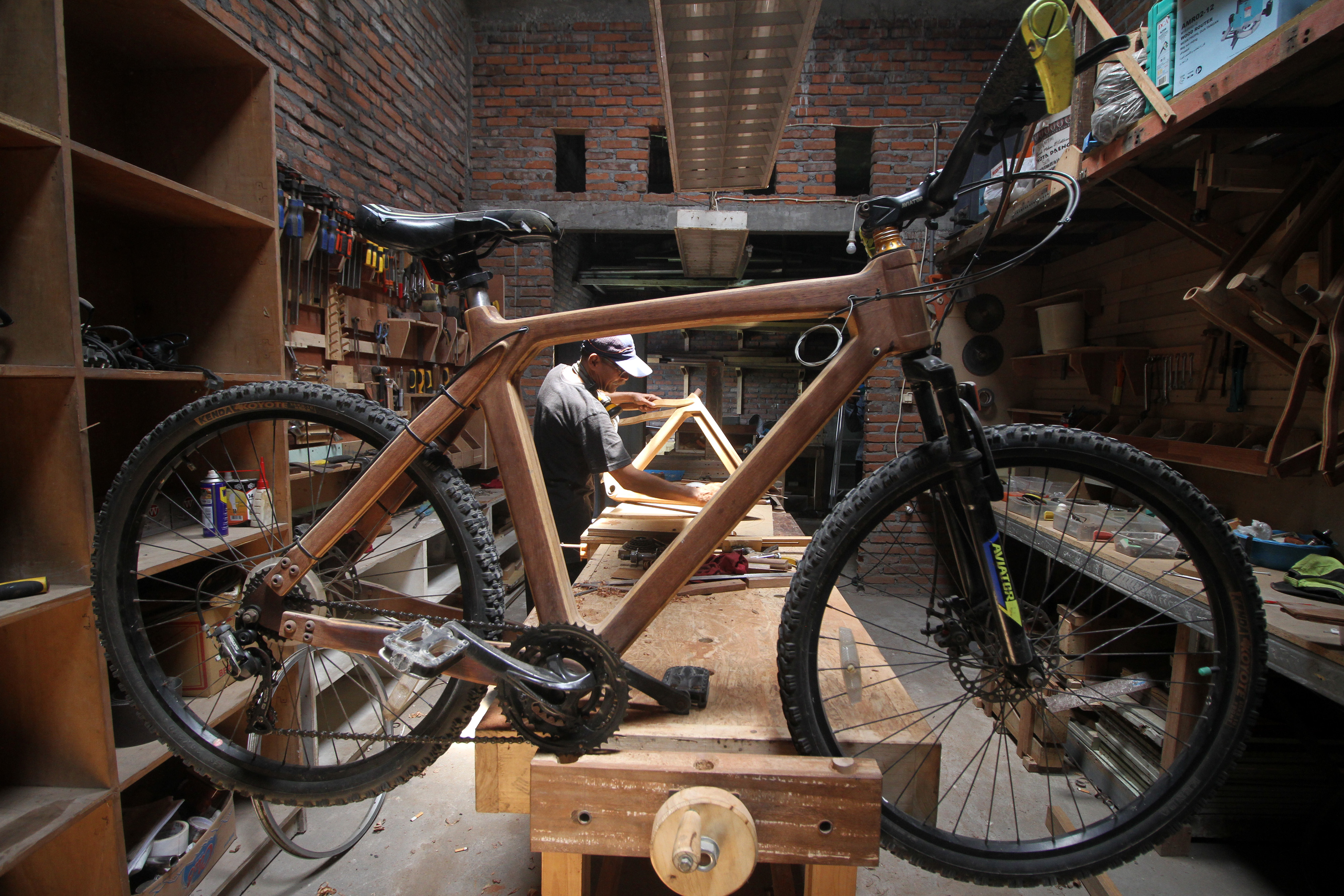 Kerajinan Sepeda Kayu