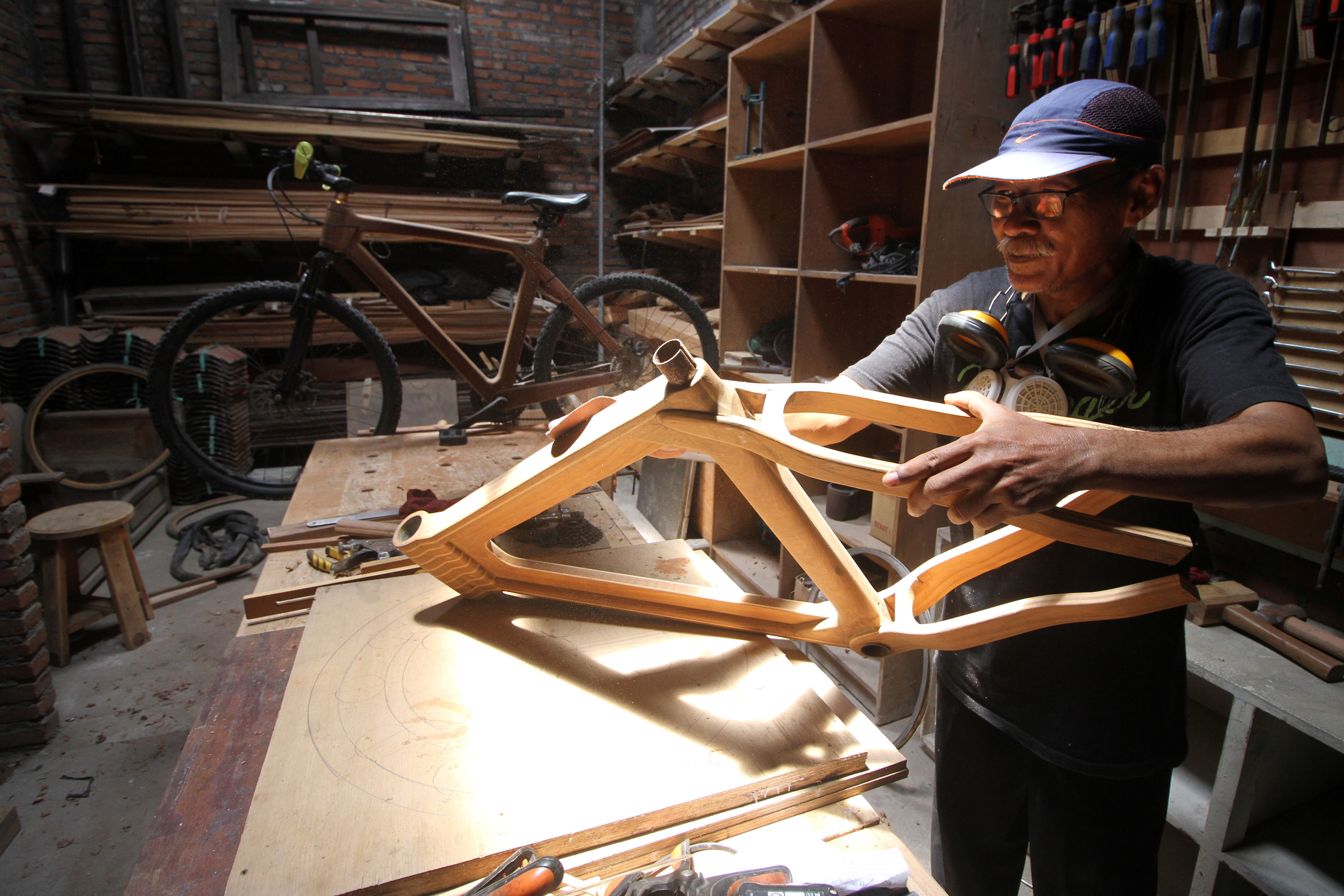 Kerajinan Sepeda Kayu