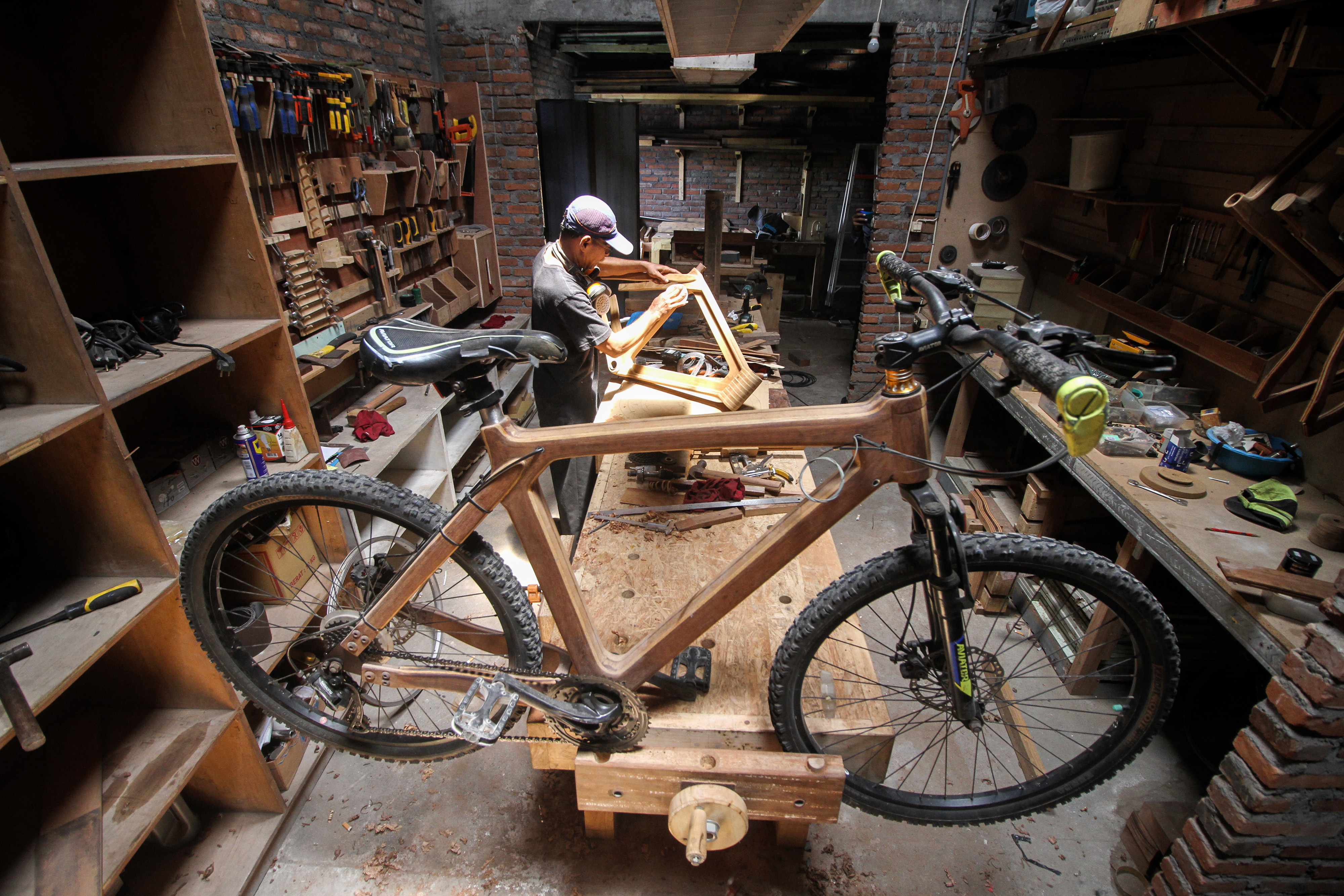 Kerajinan Sepeda Kayu