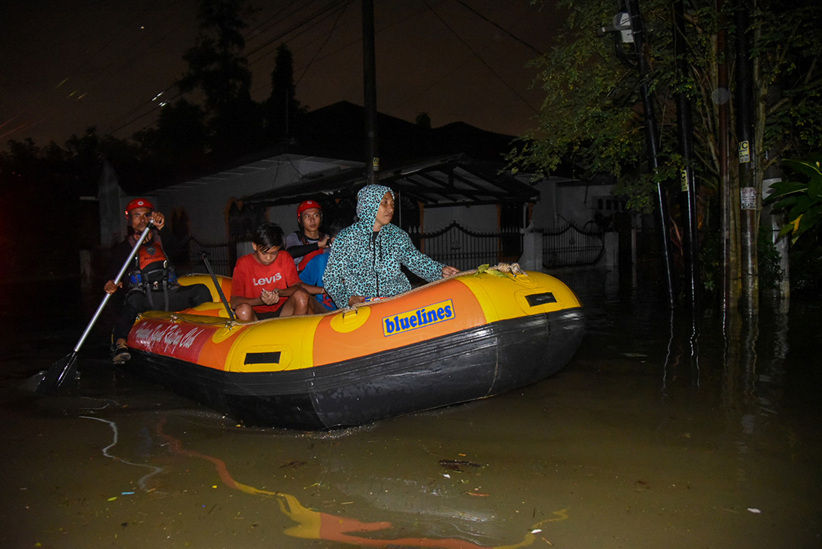 Evakuasi Warga Terdampak Banjir di Medan