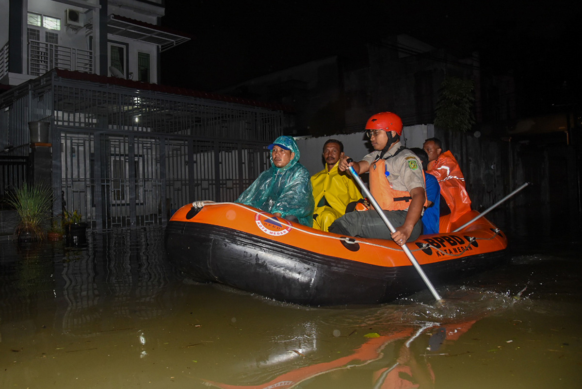 Evakuasi Warga Terdampak Banjir di Medan