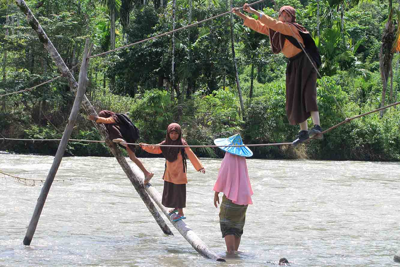 Akses Jalan ke Sekolah di Pedalaman Aceh Barat
