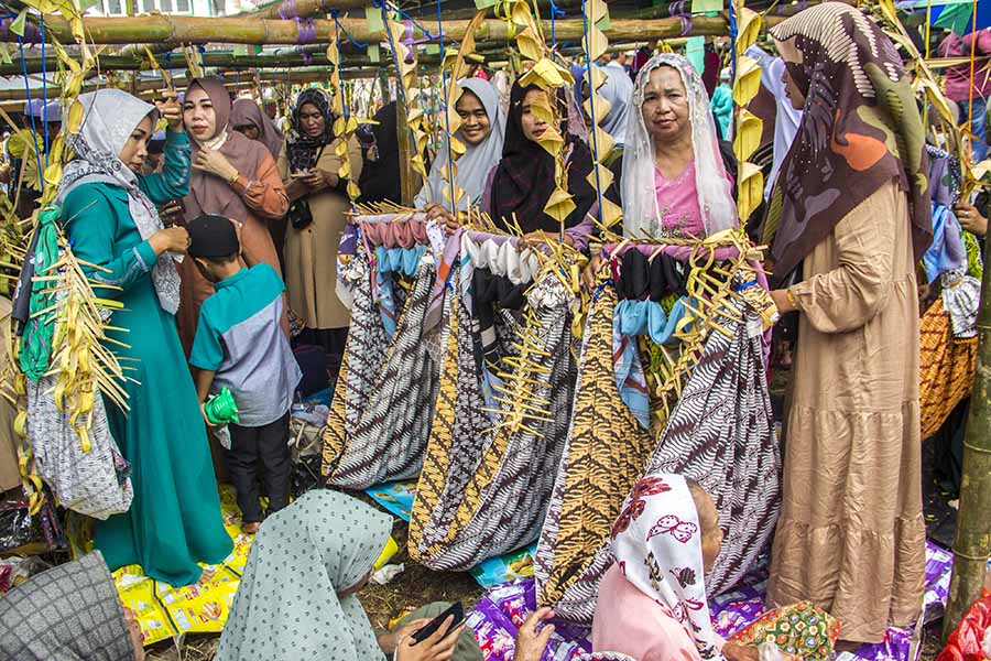 Prosesi Tradisi Baayun Memperingati Maulid Nabi Muhammad SAW