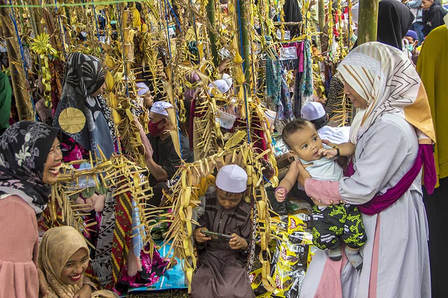 Prosesi Tradisi Baayun Memperingati Maulid Nabi Muhammad SAW